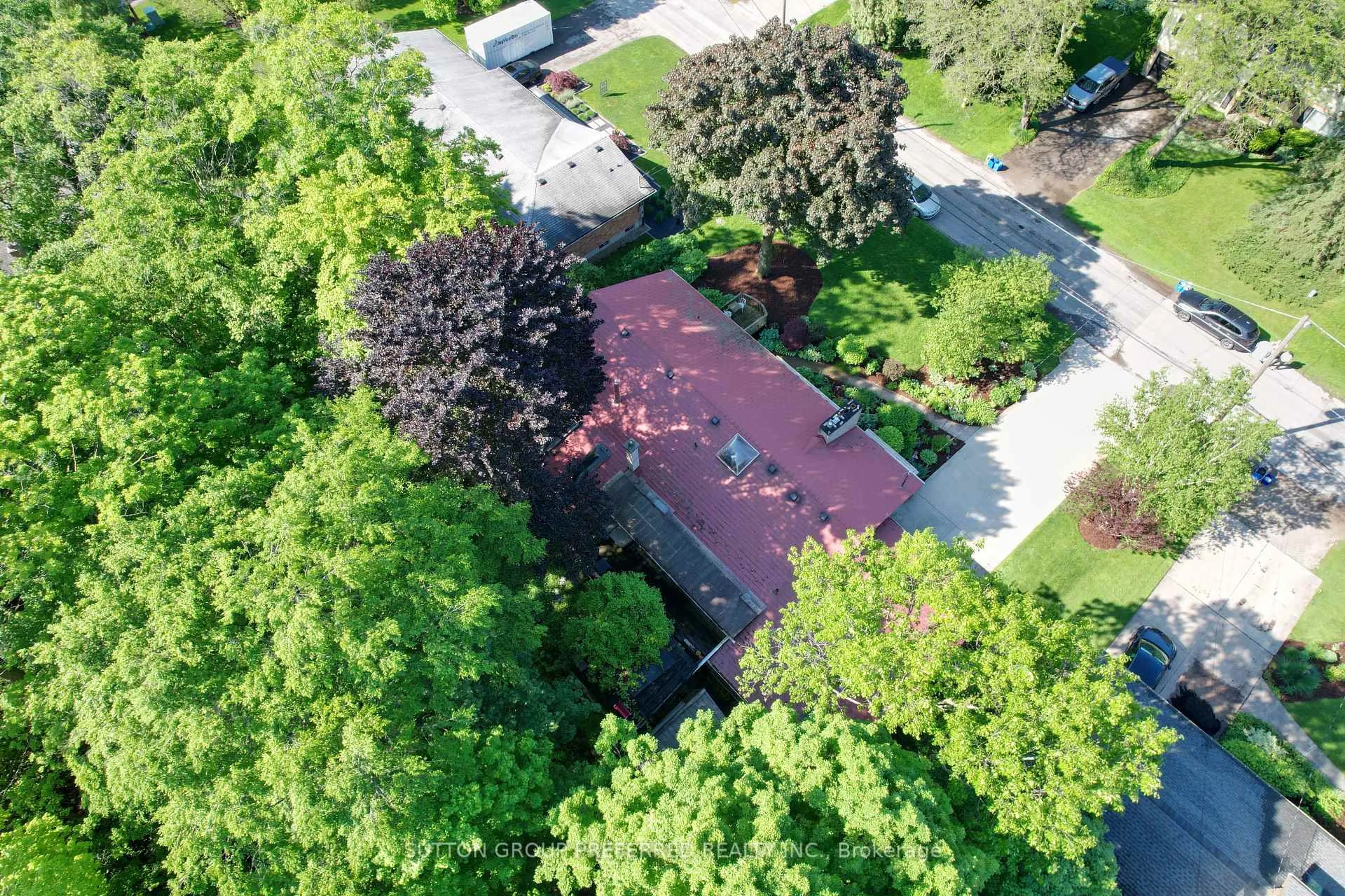 A pic from outside/outdoor area/front of a property/back of a property/a pic from drone, street for 7 Metamora Cres, London North Ontario N6G 1R2