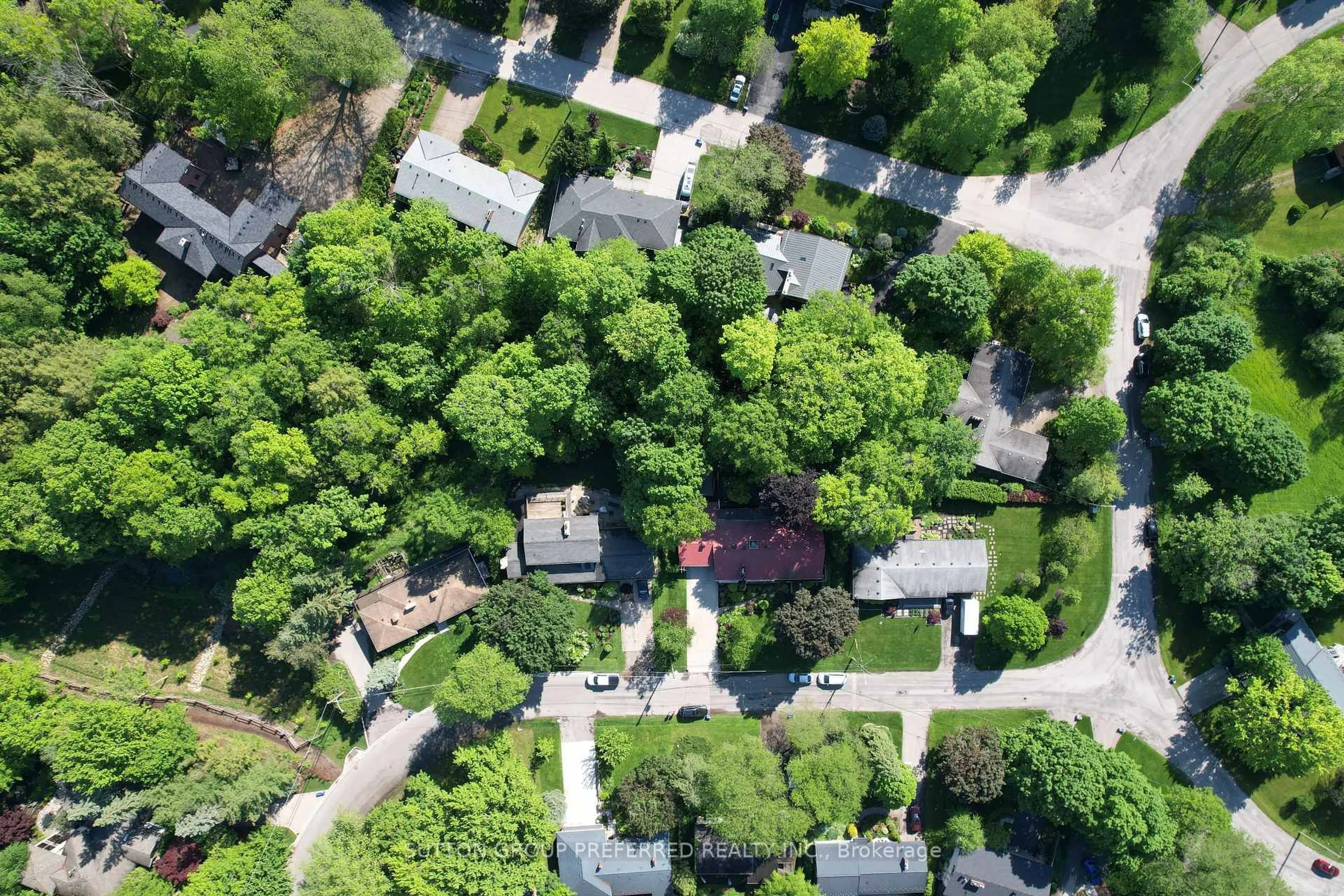 A pic from outside/outdoor area/front of a property/back of a property/a pic from drone, street for 7 Metamora Cres, London North Ontario N6G 1R2