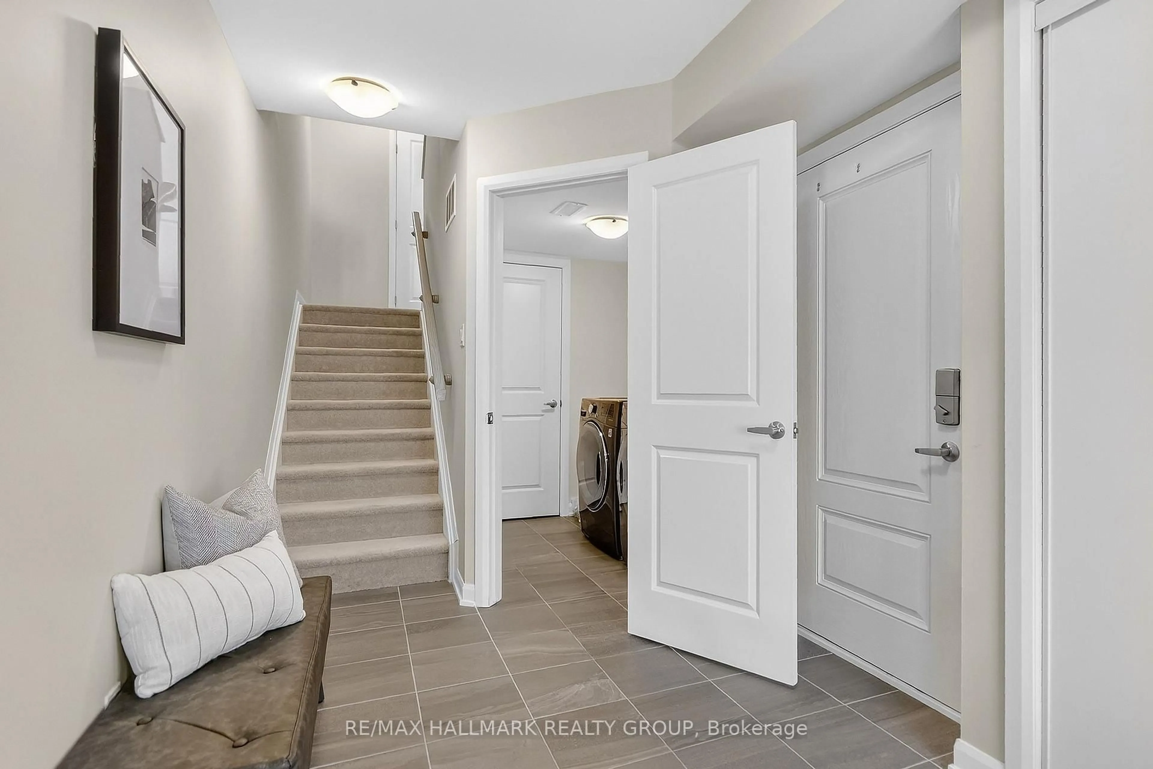Indoor entryway for 58 Teelin Circ, Ottawa Ontario K2J 6T9