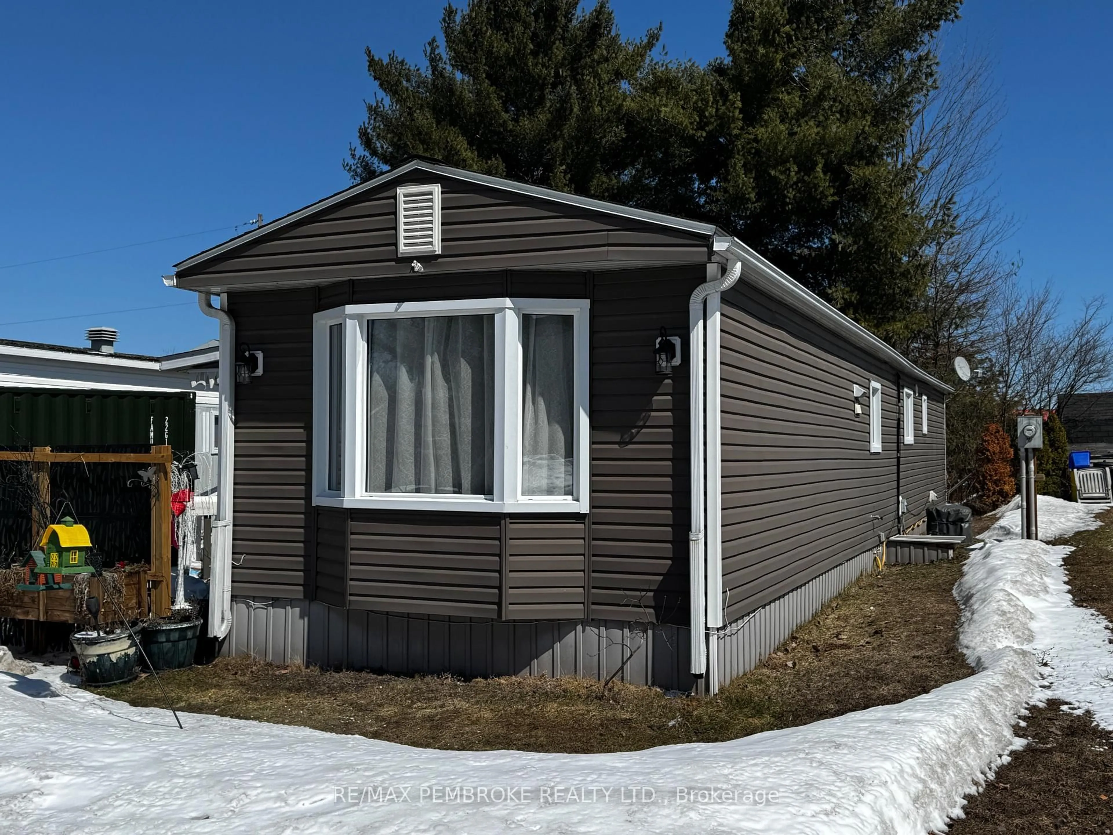 Home with vinyl exterior material, street for 105 Pinehurst Estates, Petawawa Ontario K8H 2H2