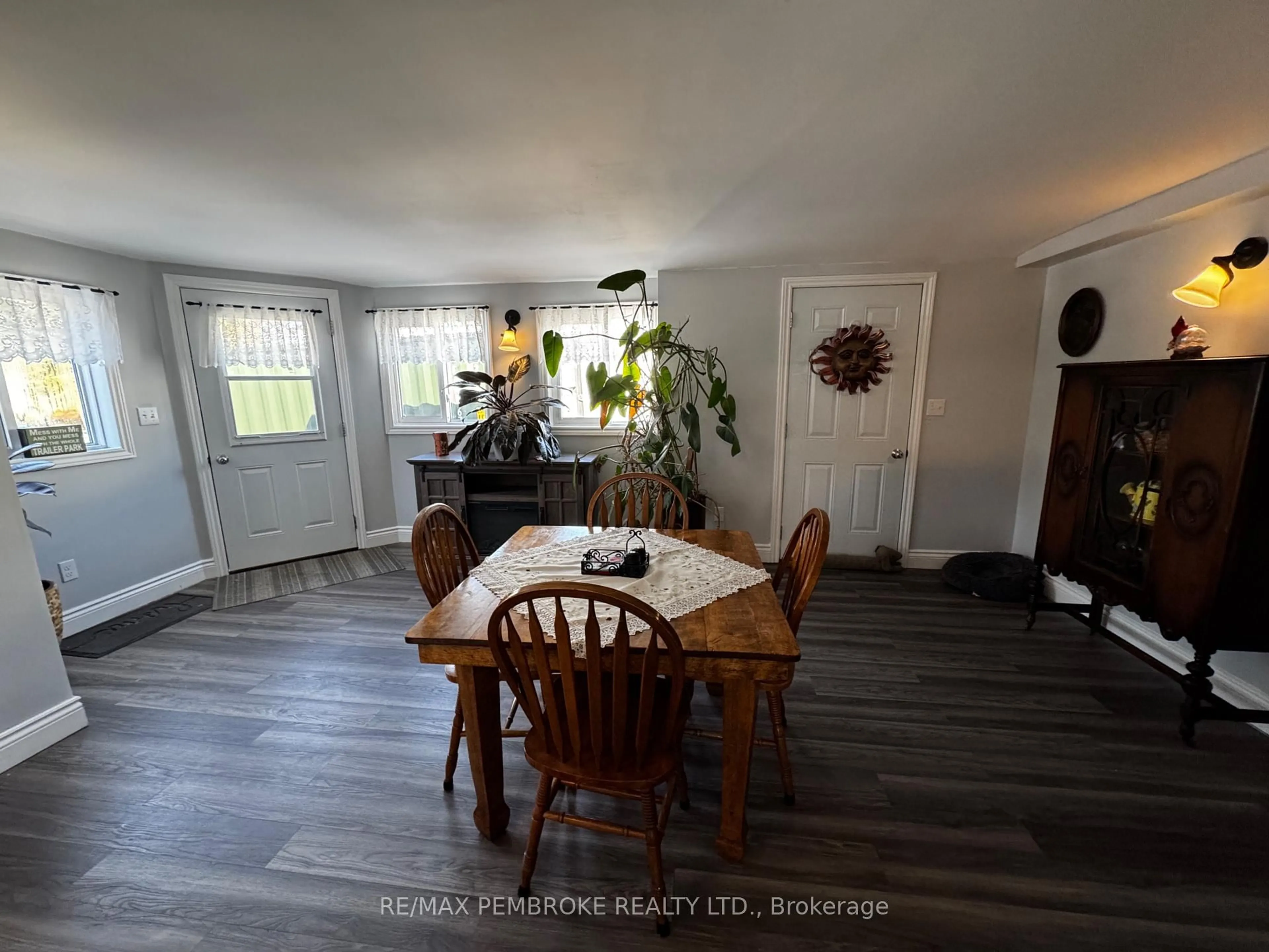 A pic of a room for 105 Pinehurst Estates, Petawawa Ontario K8H 2H2