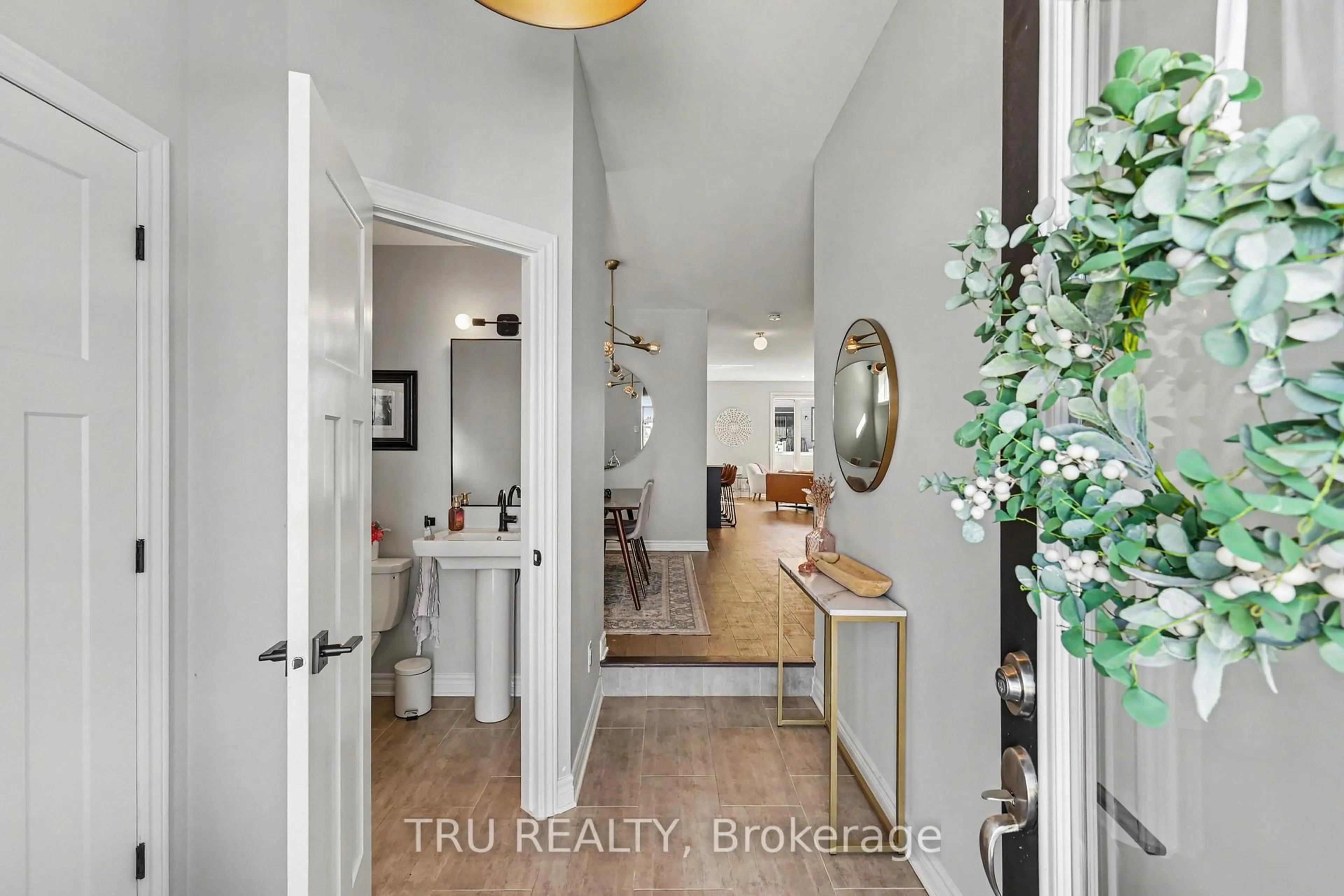 Indoor entryway for 757 Parade Dr, Stittsville Ontario K2S 0Z6