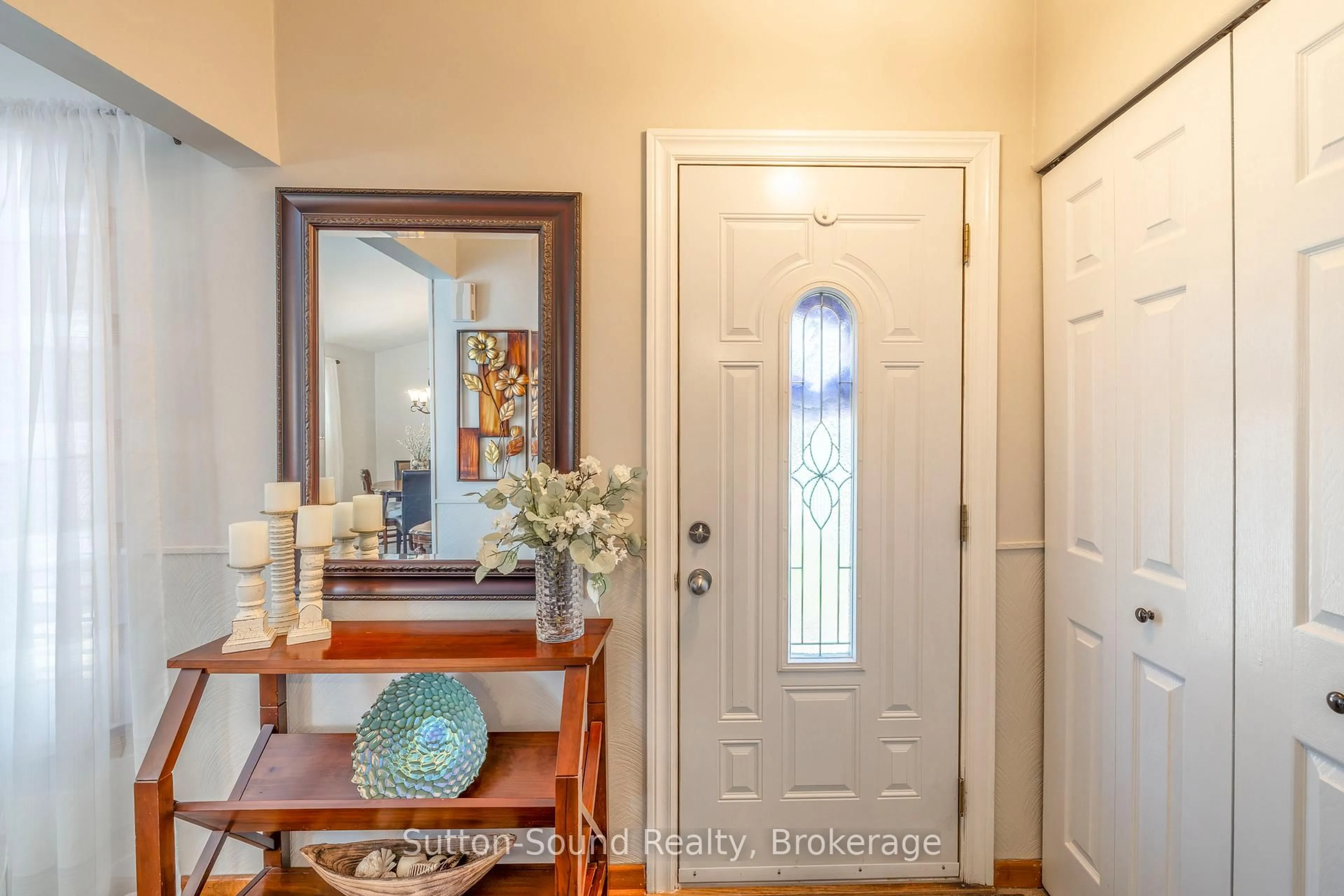 Indoor entryway for 50 4th Ave, Owen Sound Ontario N4K 4V2