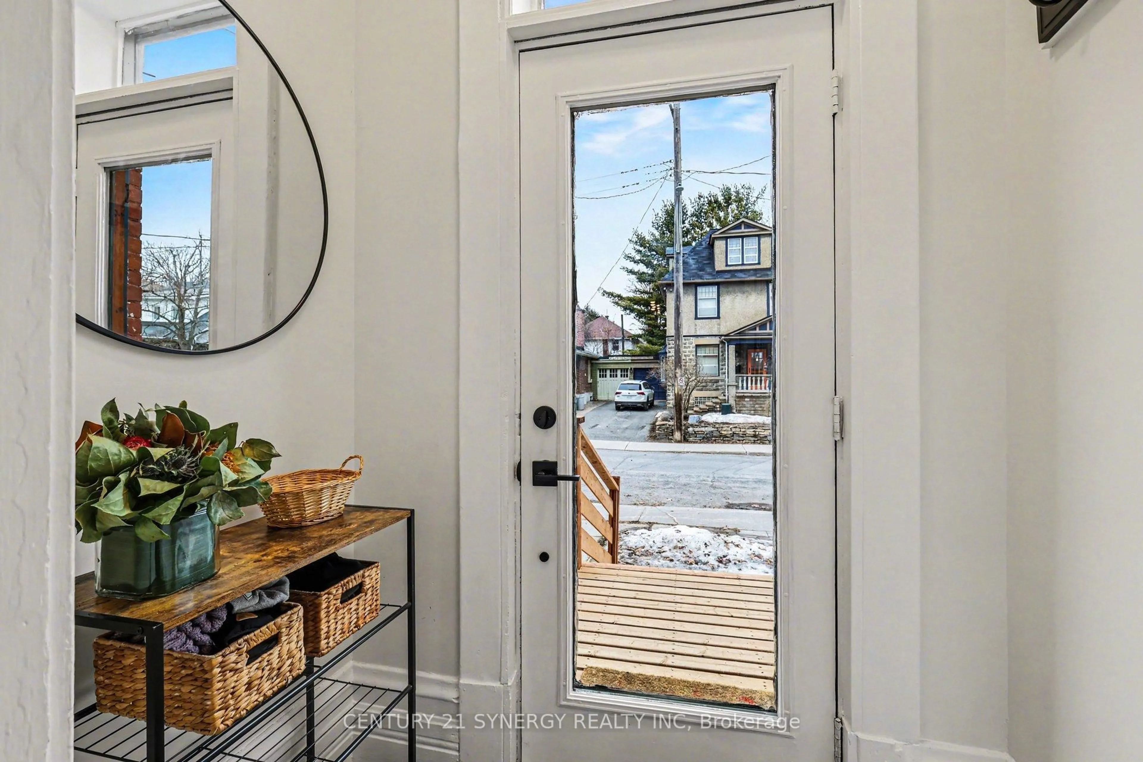 Indoor entryway for 50 Brighton Ave, Ottawa Ontario K1S 0T2