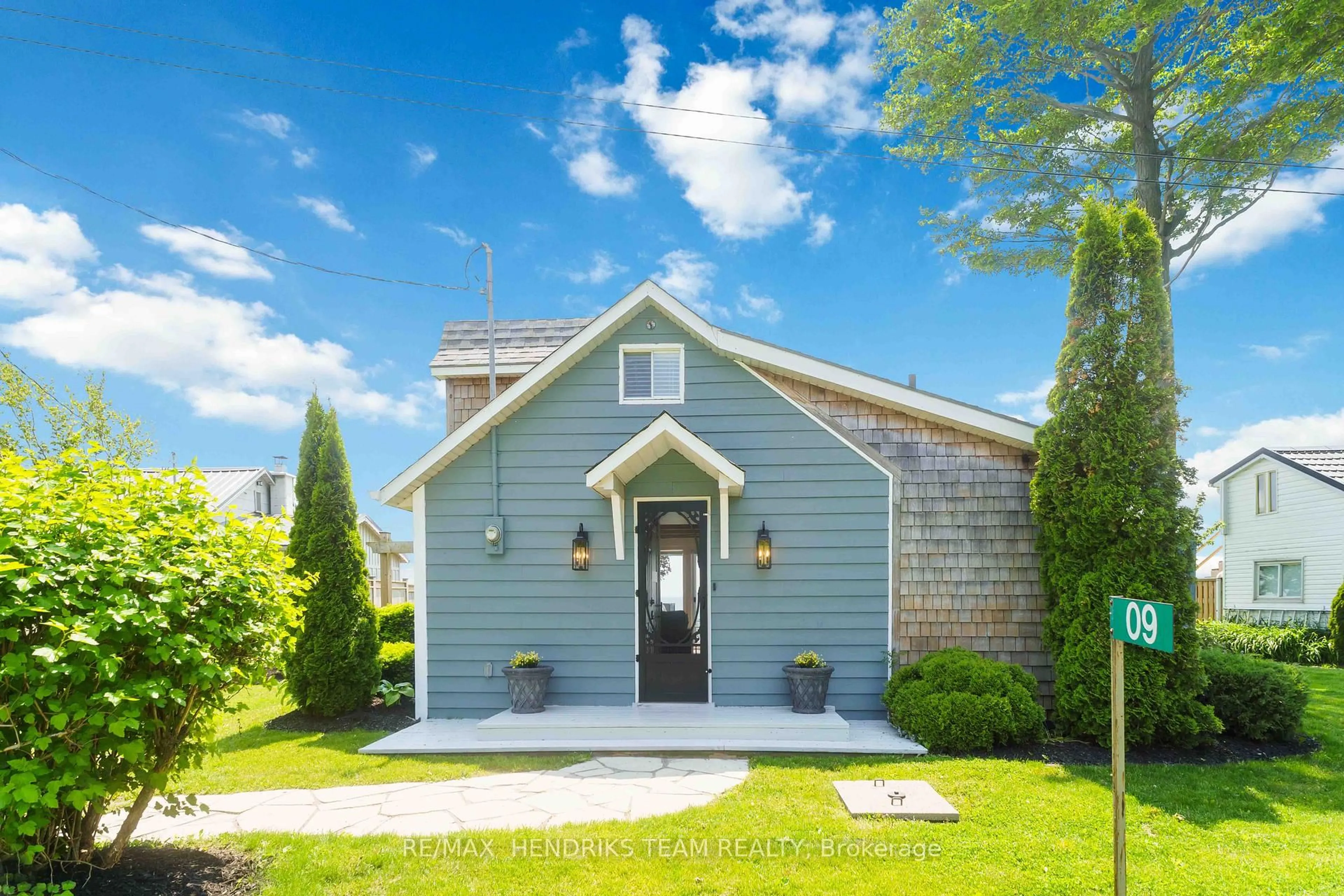 Home with vinyl exterior material, building for 9 Shoreline Tr, Haldimand Ontario N1A 2W8