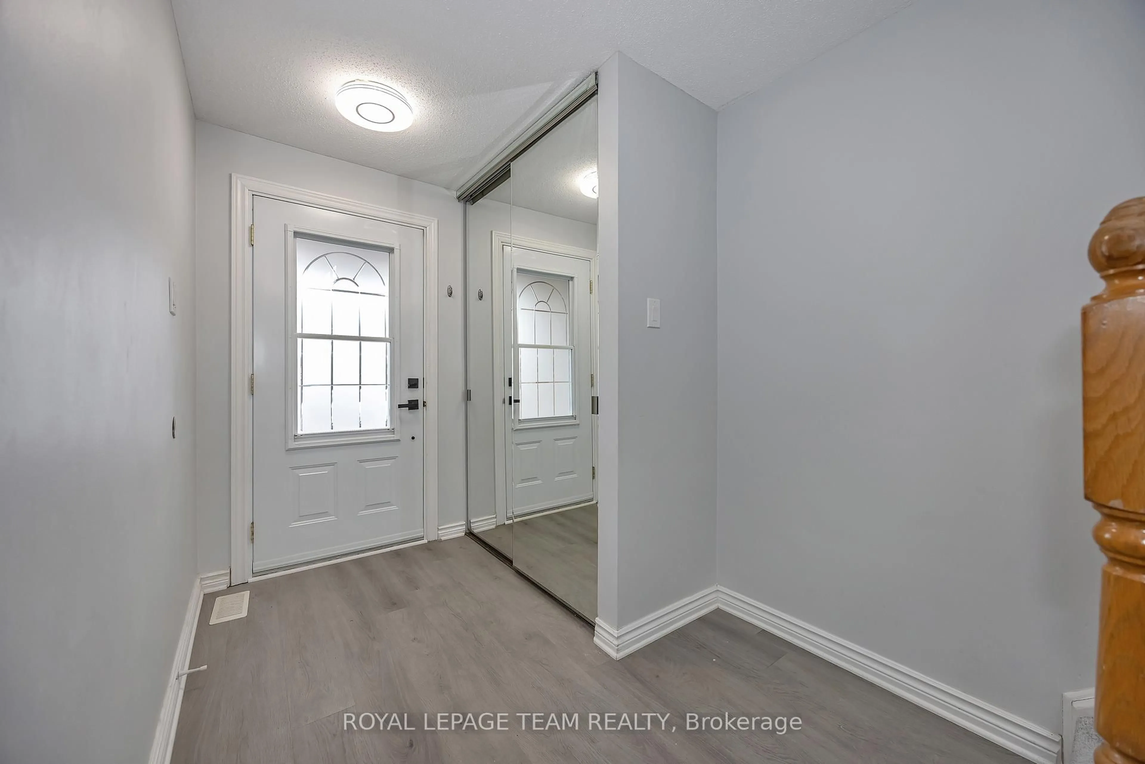Indoor entryway for 69 Pinetrail Cres, Ottawa Ontario K2G 5B2