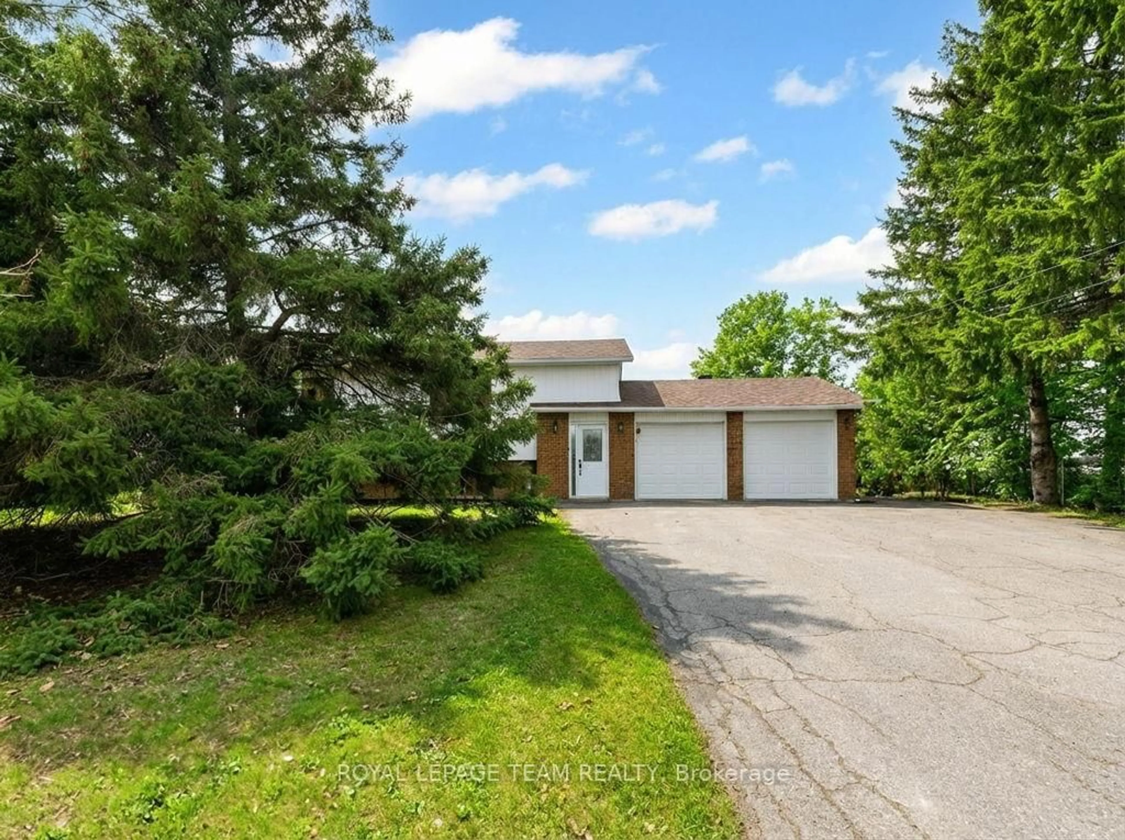 A pic from outside/outdoor area/front of a property/back of a property/a pic from drone, street for 1386 Johnston Dr, Ottawa Ontario K4P 1A6