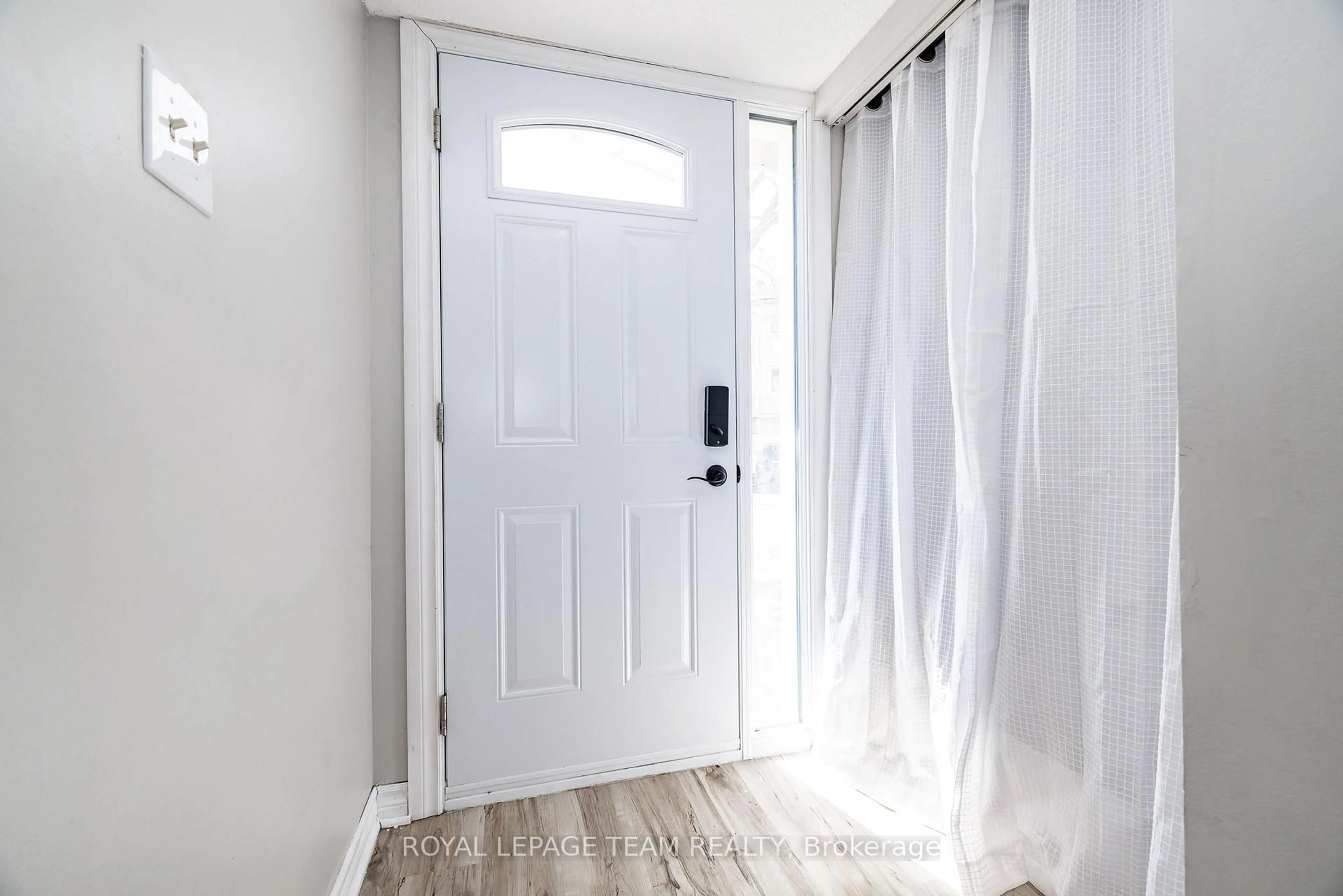 Indoor entryway for 28 Peary Way #28, Ottawa Ontario K2L 1Z8