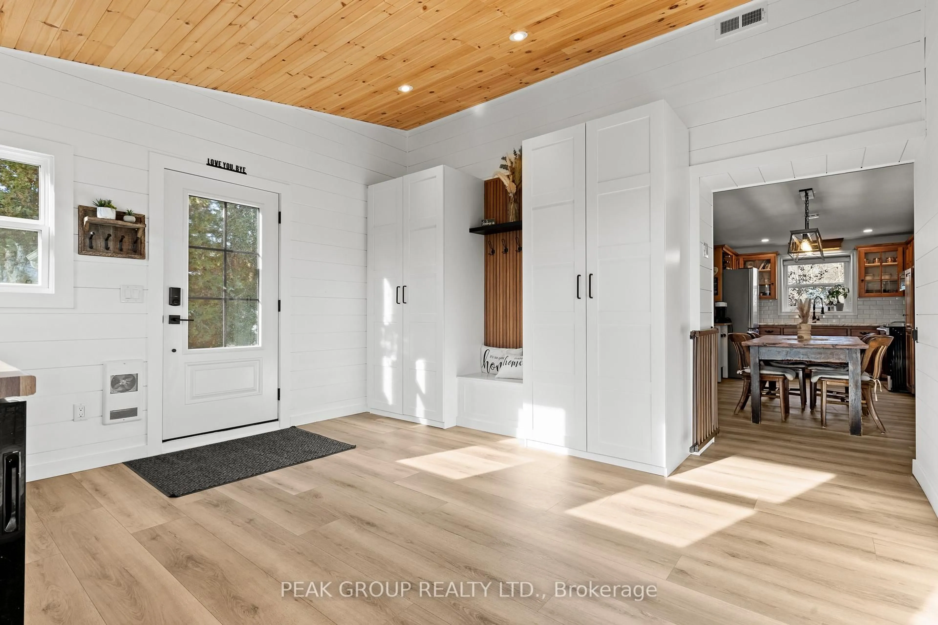 Indoor entryway for 200 Sumbler Rd, Pelham Ontario L0S 1C0