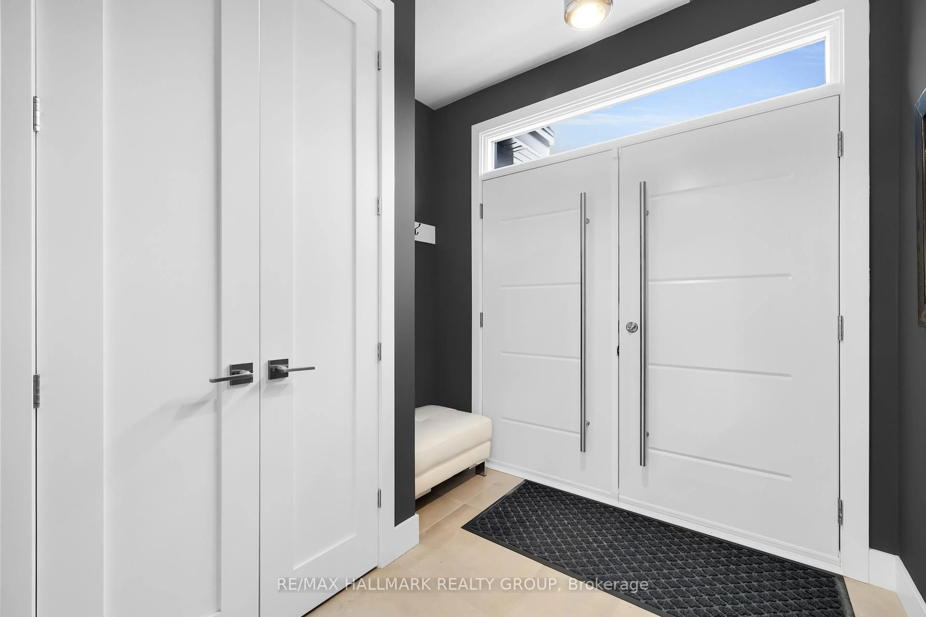 Indoor entryway for 1976 Lenester Ave, Ottawa Ontario K2A 1J9