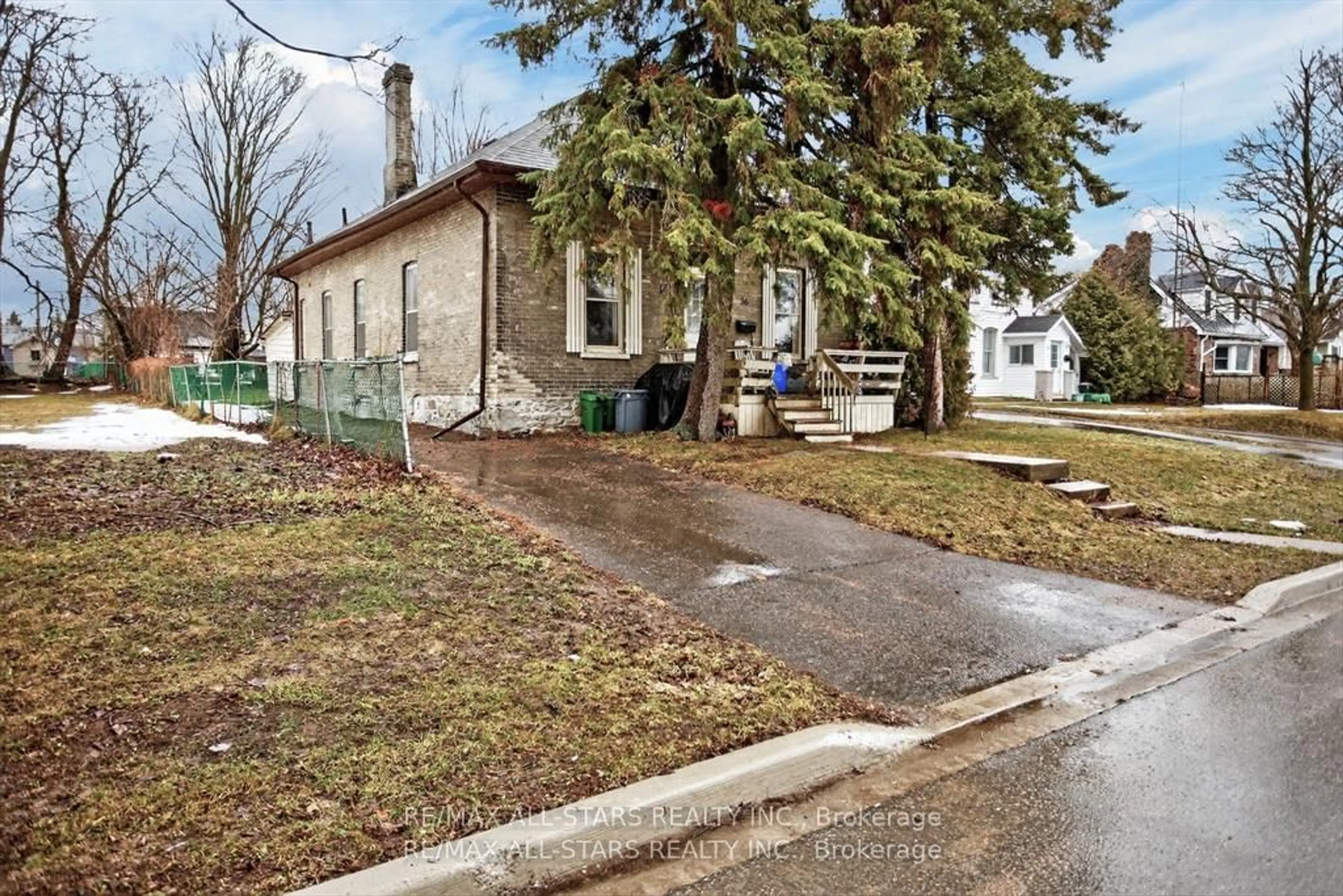 A pic from outside/outdoor area/front of a property/back of a property/a pic from drone, street for 36 Caroline St, Kawartha Lakes Ontario K9V 1T1