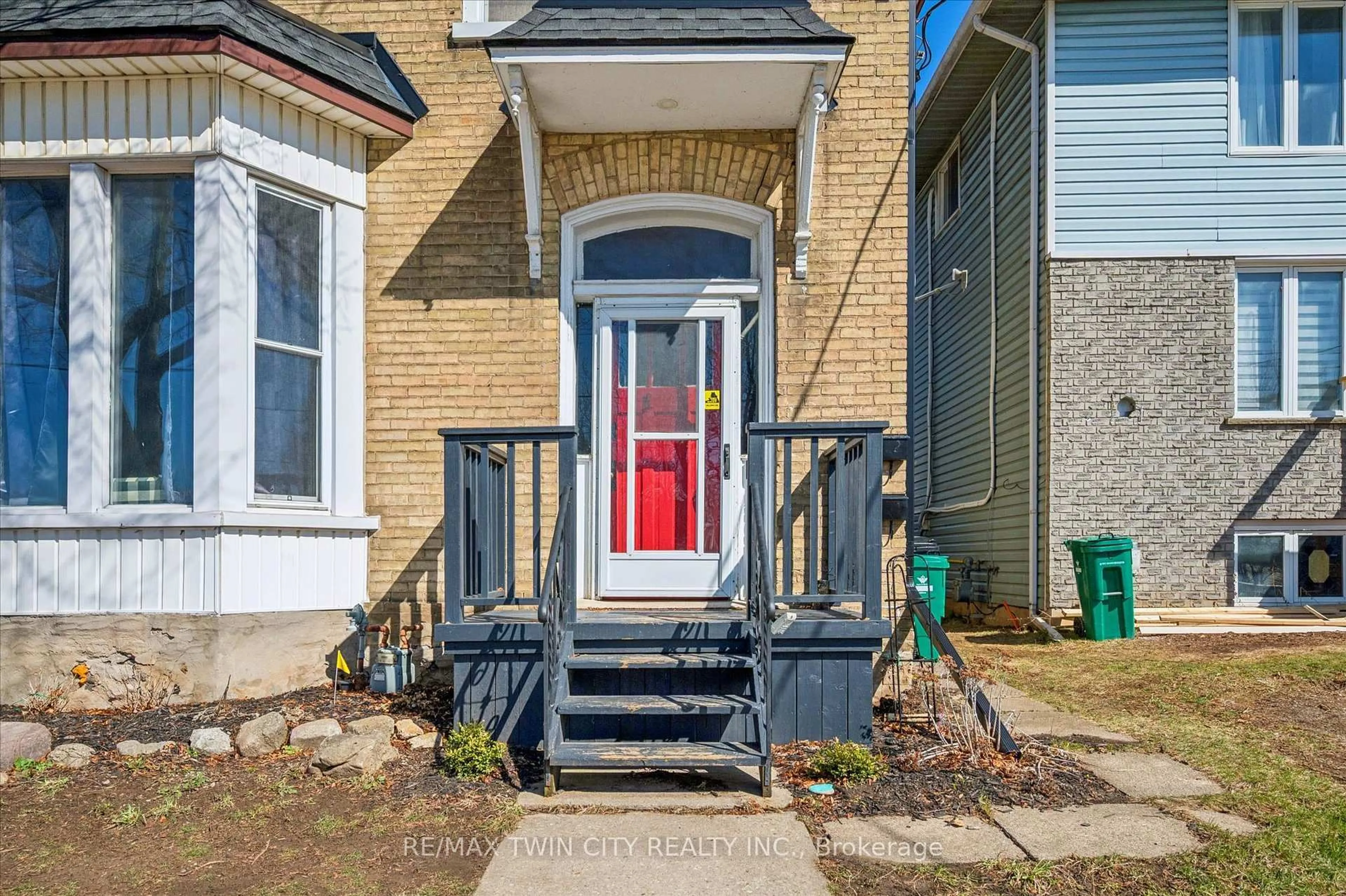 Indoor entryway for 101 Wellington South, Cambridge Ontario N1R 3K9