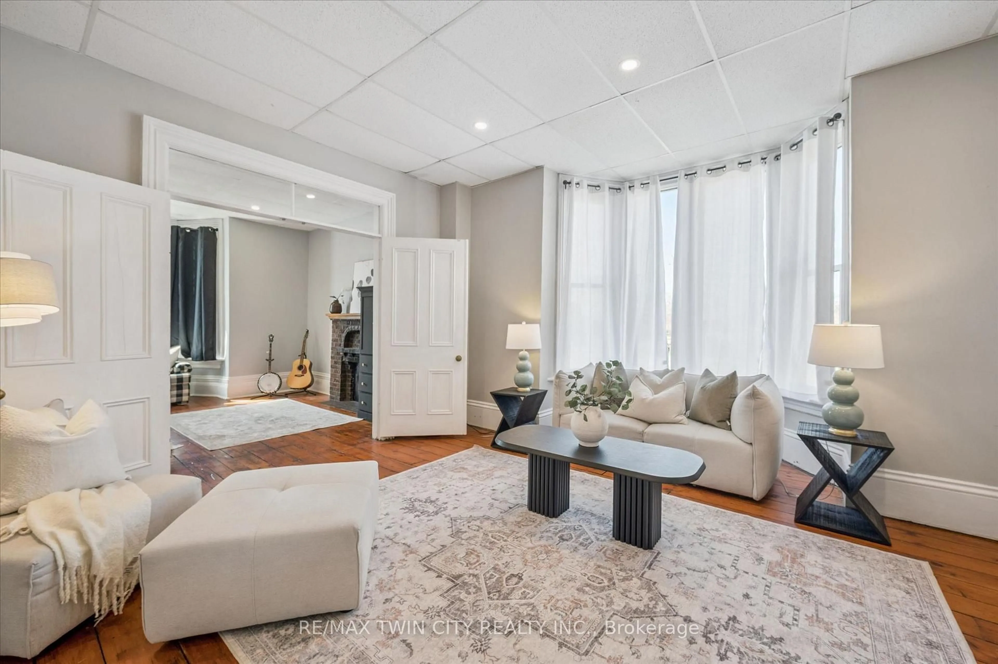 Living room with furniture, unknown for 101 Wellington South, Cambridge Ontario N1R 3K9