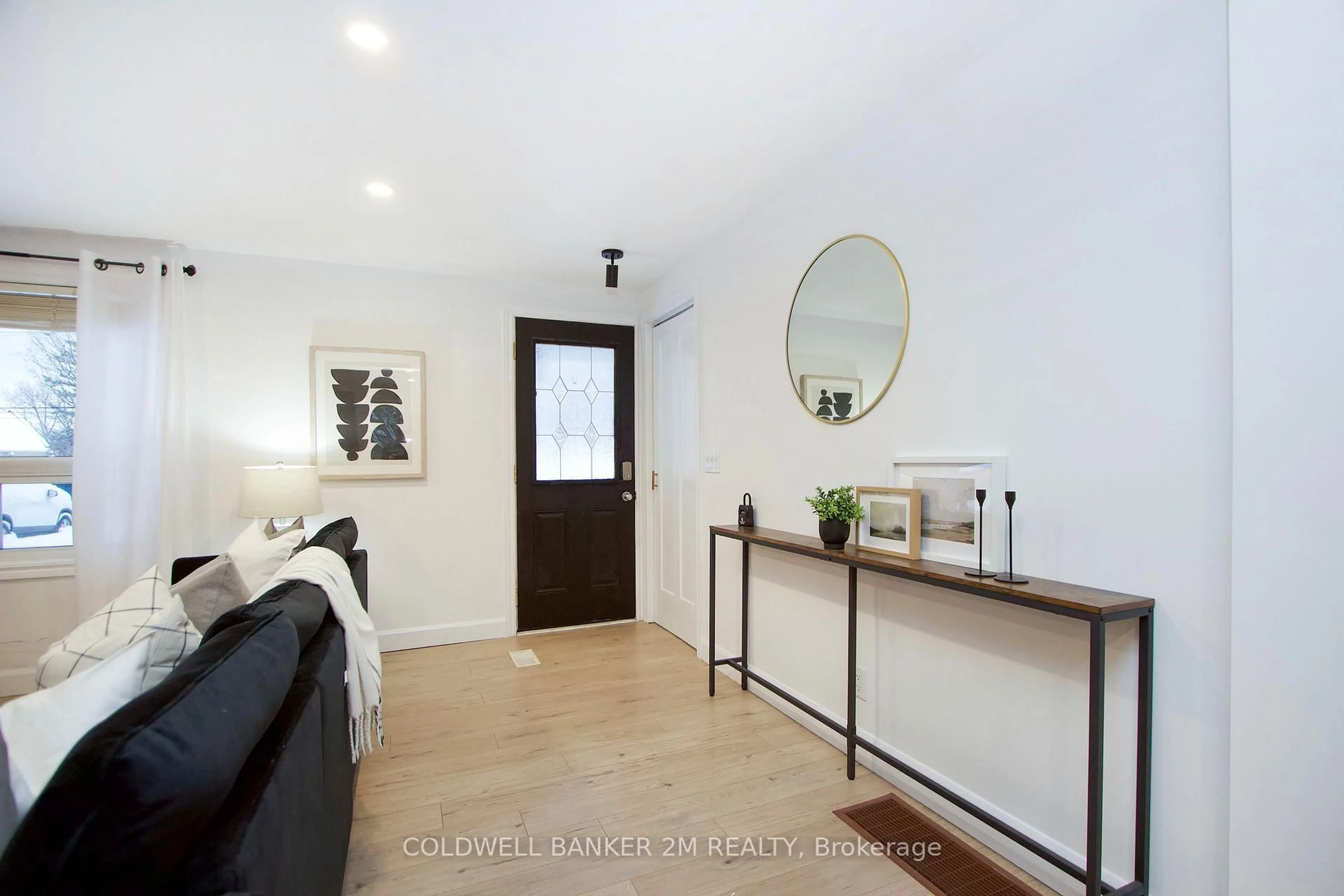 Indoor entryway for 812 Burnham St, Cobourg Ontario K9A 2X7