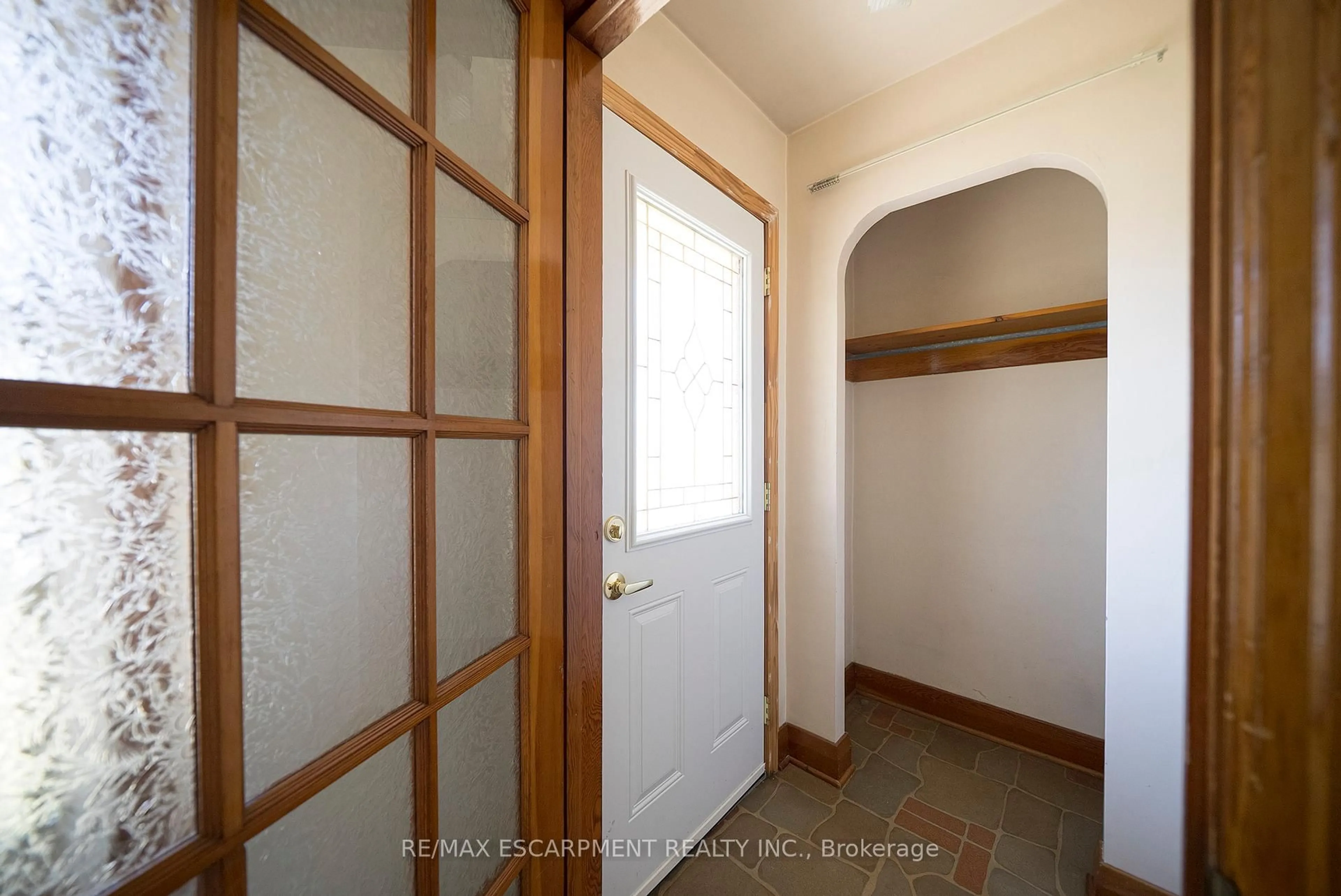 Indoor entryway for 522 Huron St, Woodstock Ontario N4S 7A7