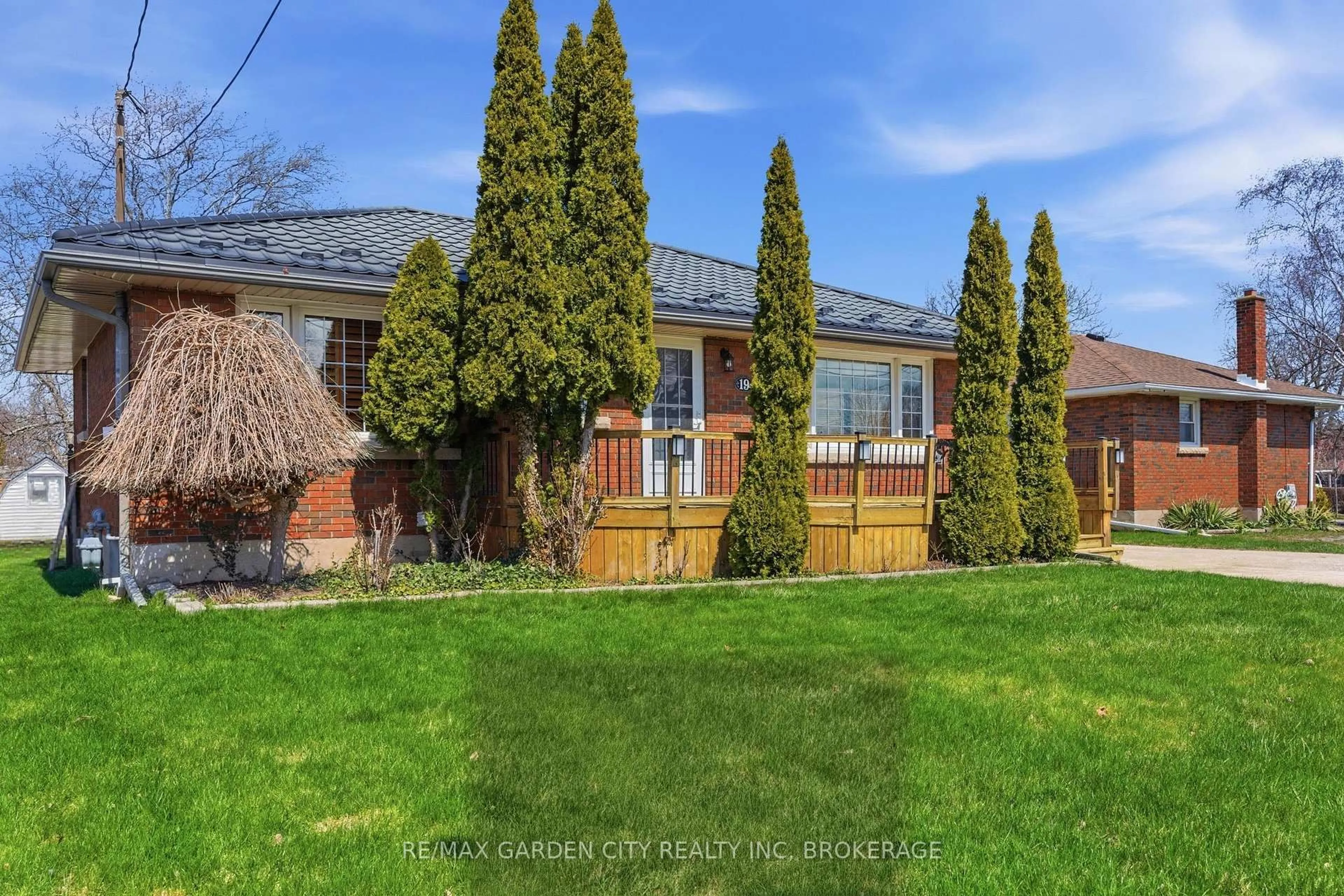 A pic from outside/outdoor area/front of a property/back of a property/a pic from drone, street for 19 Tamarack Ave, St. Catharines Ontario L2M 3B8