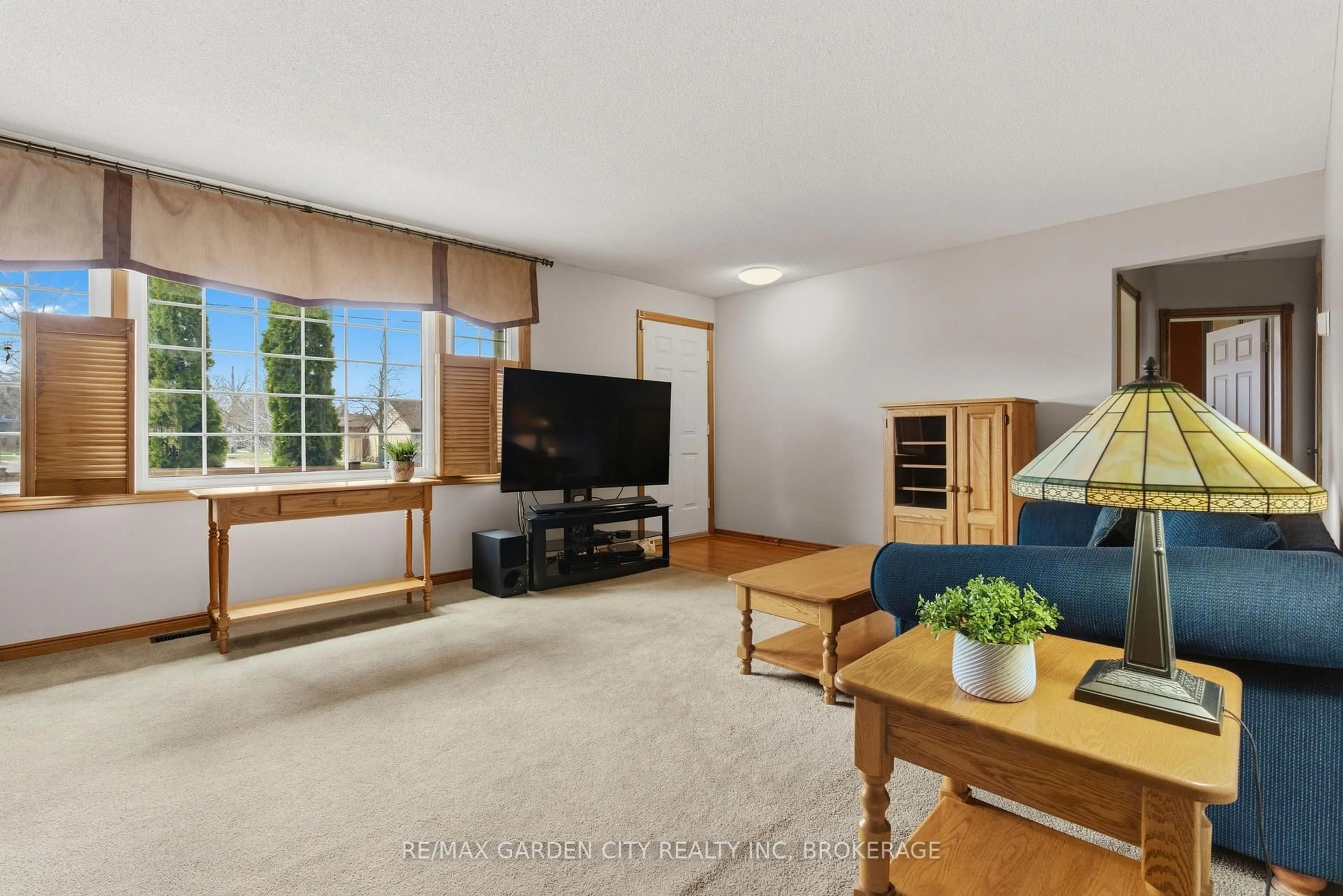 Living room with furniture, unknown for 19 Tamarack Ave, St. Catharines Ontario L2M 3B8