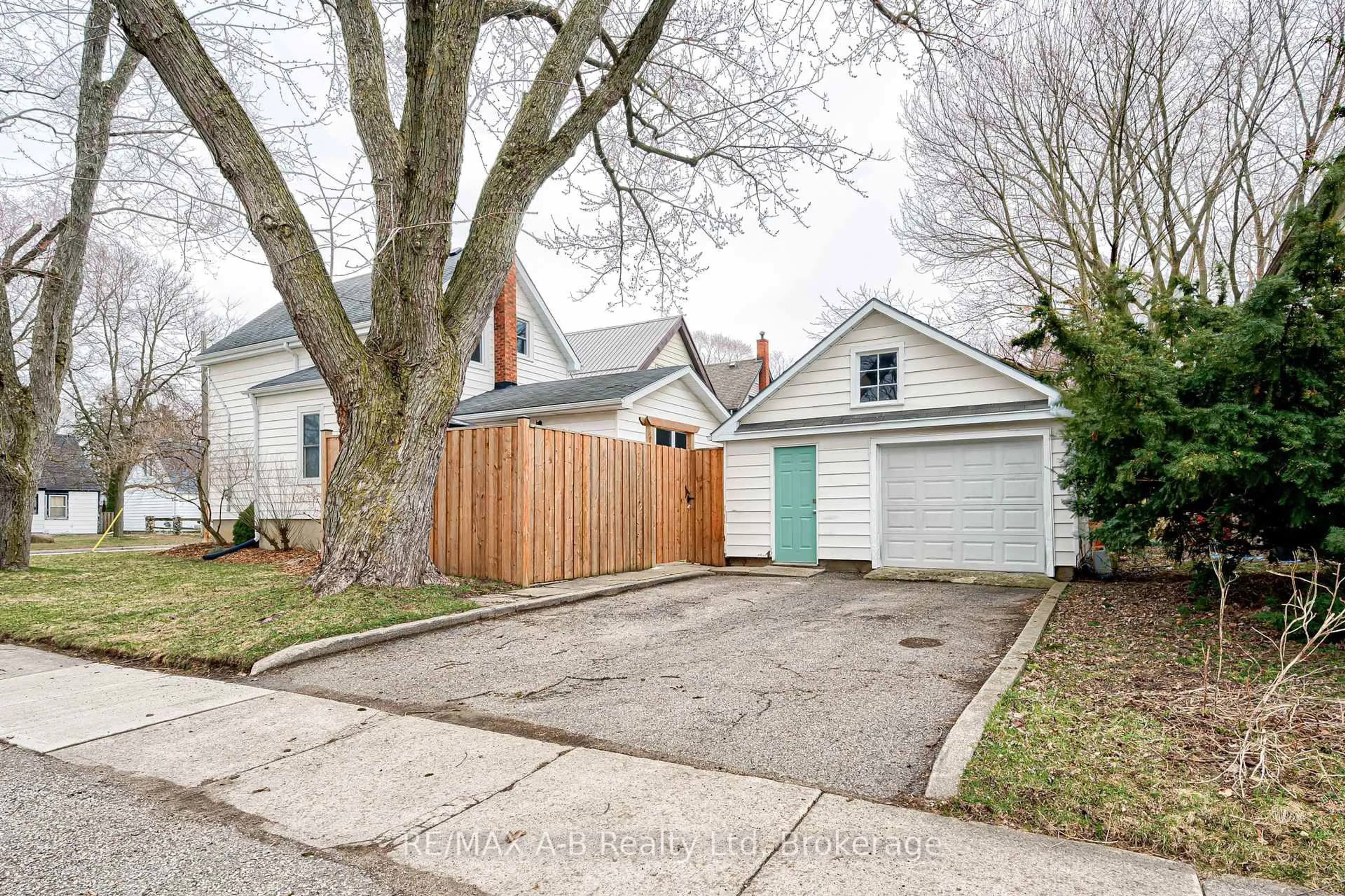 A pic from outside/outdoor area/front of a property/back of a property/a pic from drone, street for 25 Ash St, Stratford Ontario N5A 1M5