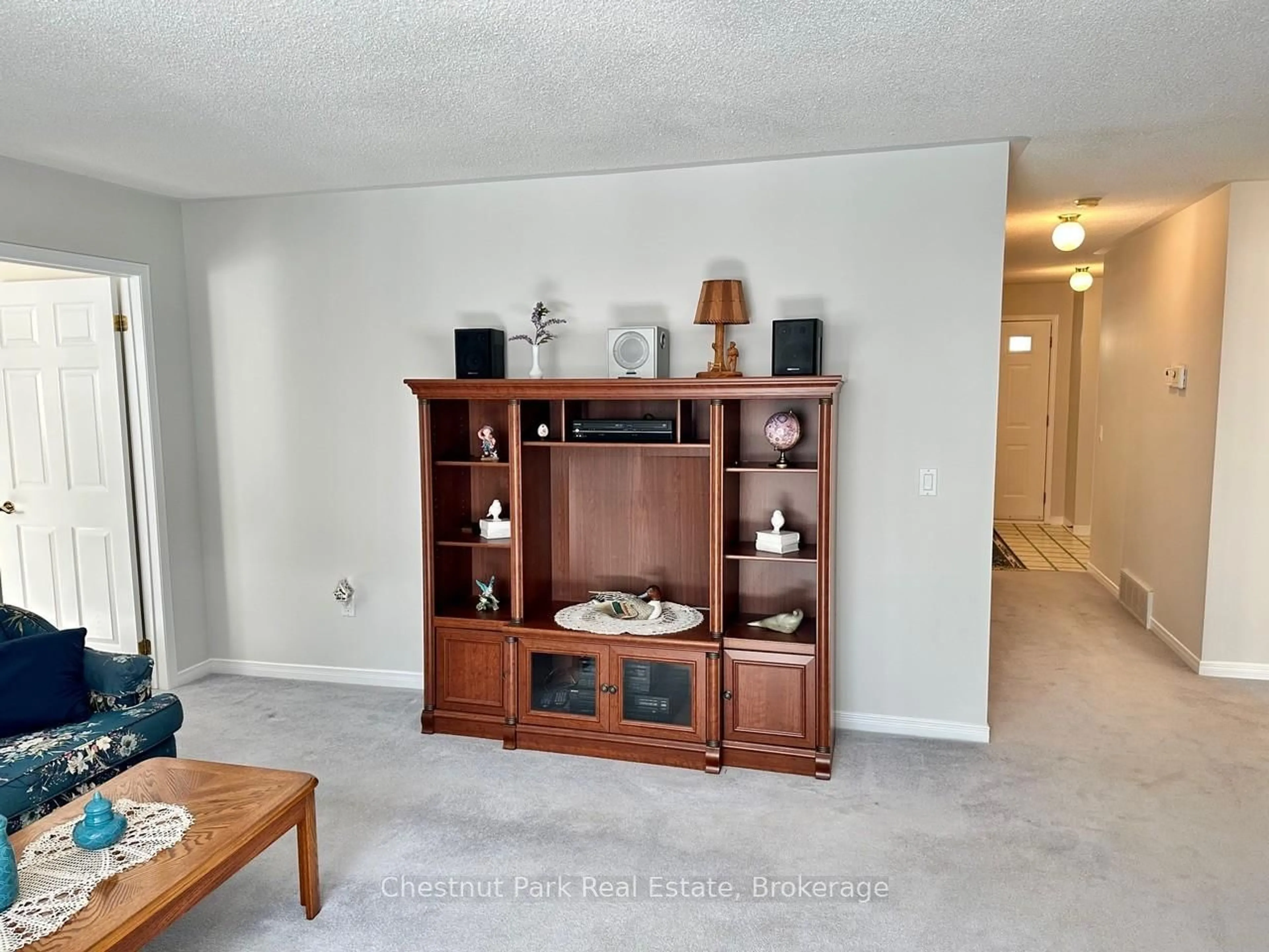 Living room with furniture, unknown for 45 Pine Ridge Gate, Gravenhurst Ontario P1P 1Y4