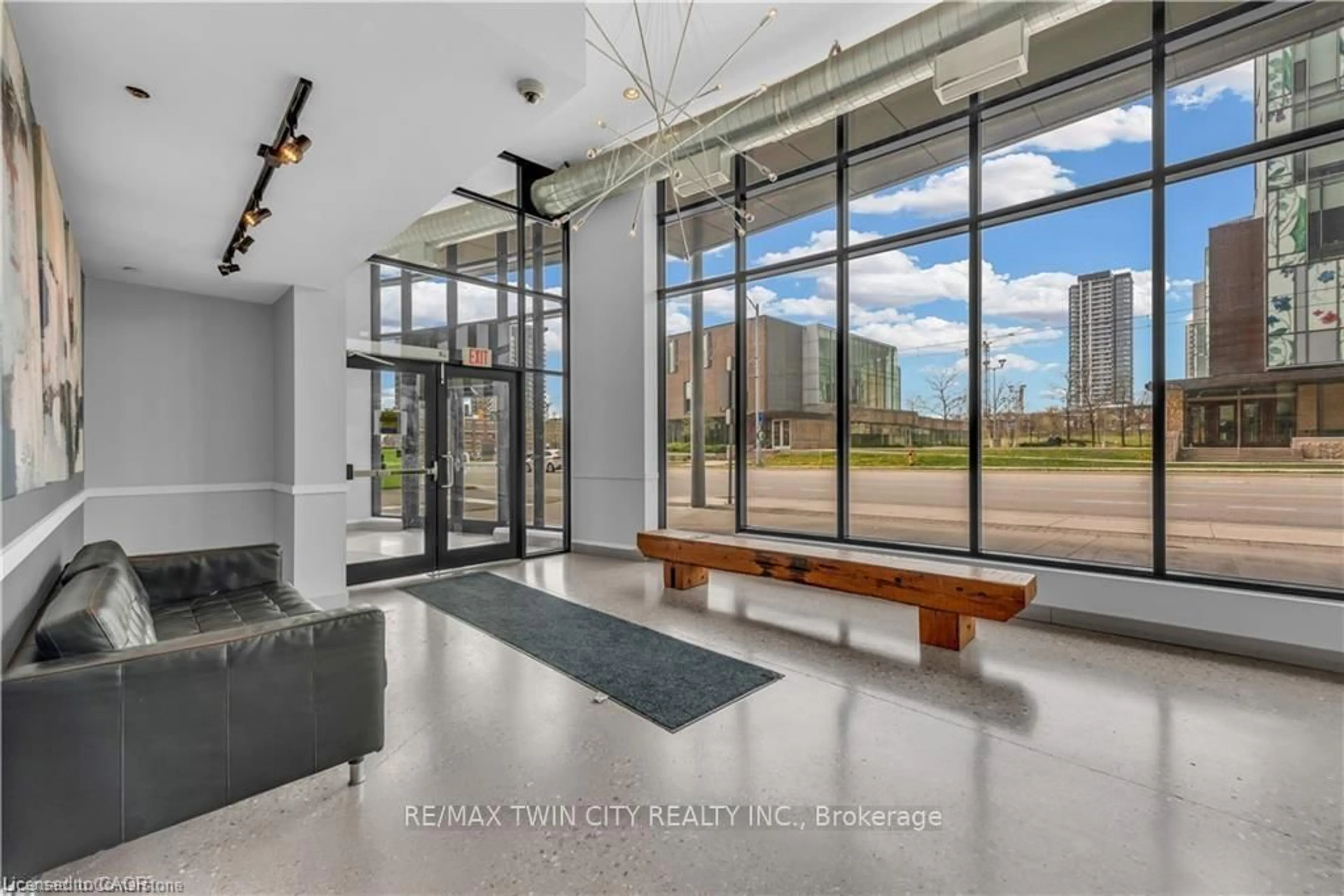 Indoor foyer for 1 Victoria St #806, Kitchener Ontario N2G 1G1