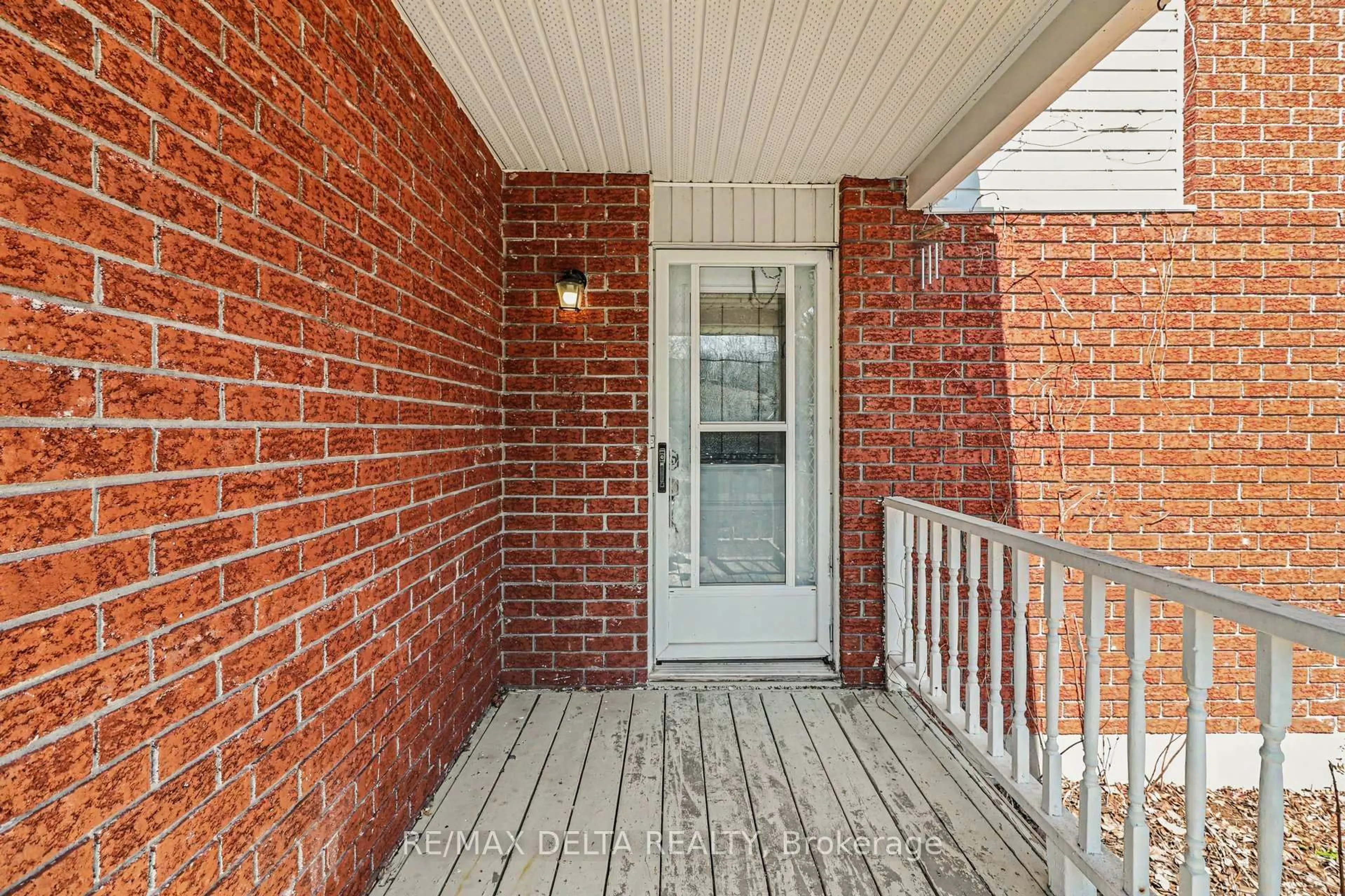 Indoor entryway for 421 Scharf St, Clarence-Rockland Ontario K4K 1K9