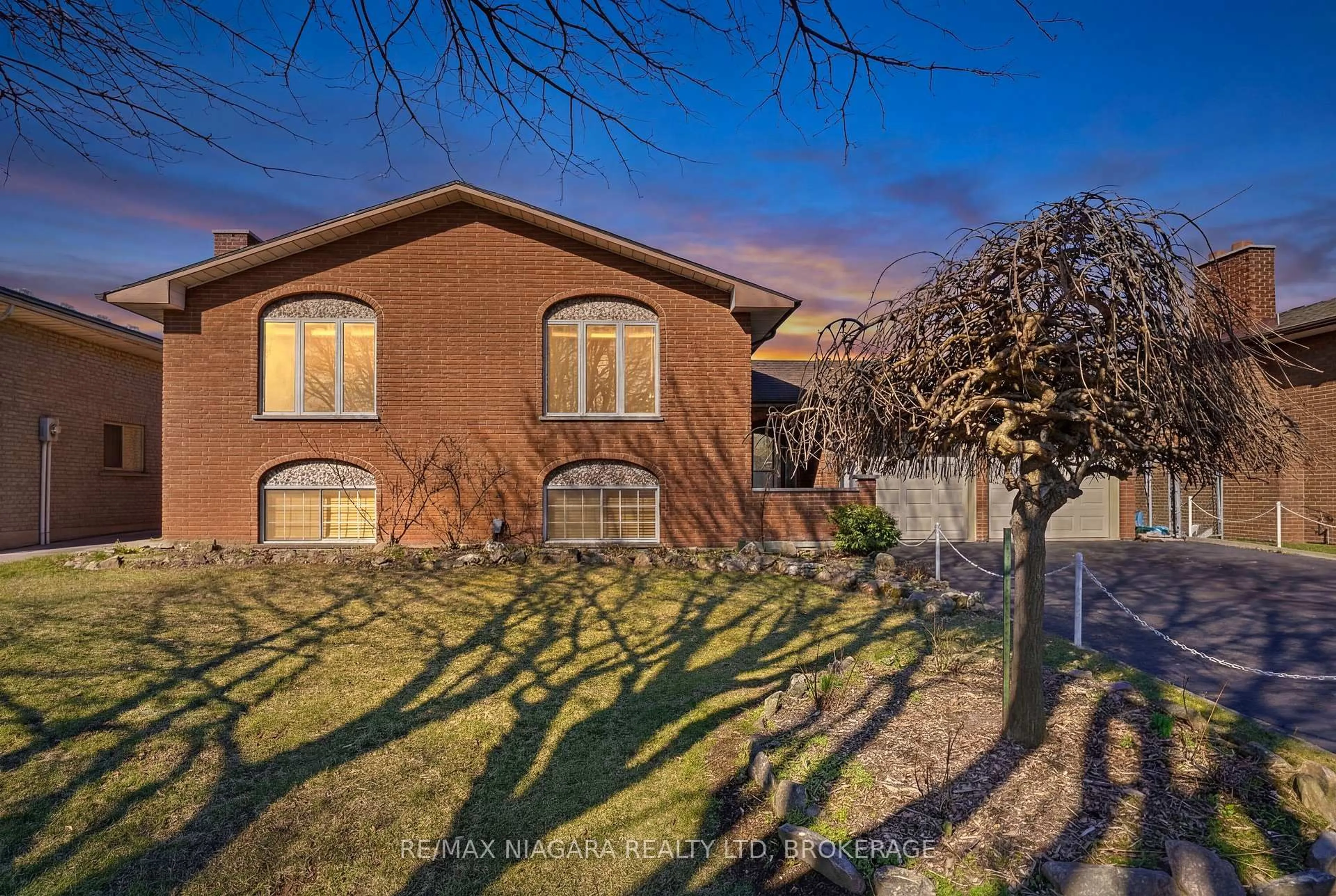 A pic from outside/outdoor area/front of a property/back of a property/a pic from drone, street for 5035 Pettit Ave, Niagara Falls Ontario L2E 7B8