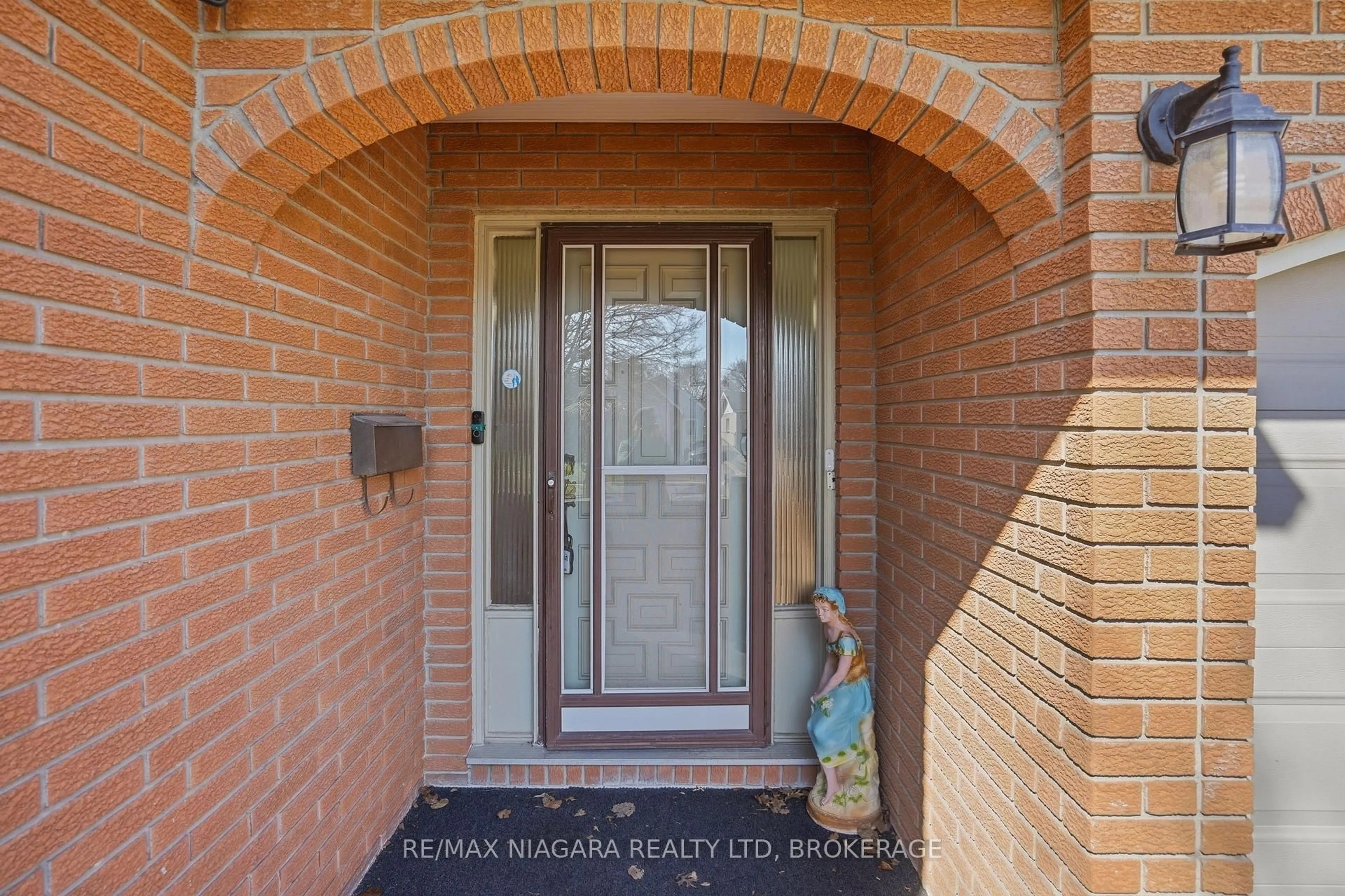 Home with brick exterior material, building for 5035 Pettit Ave, Niagara Falls Ontario L2E 7B8