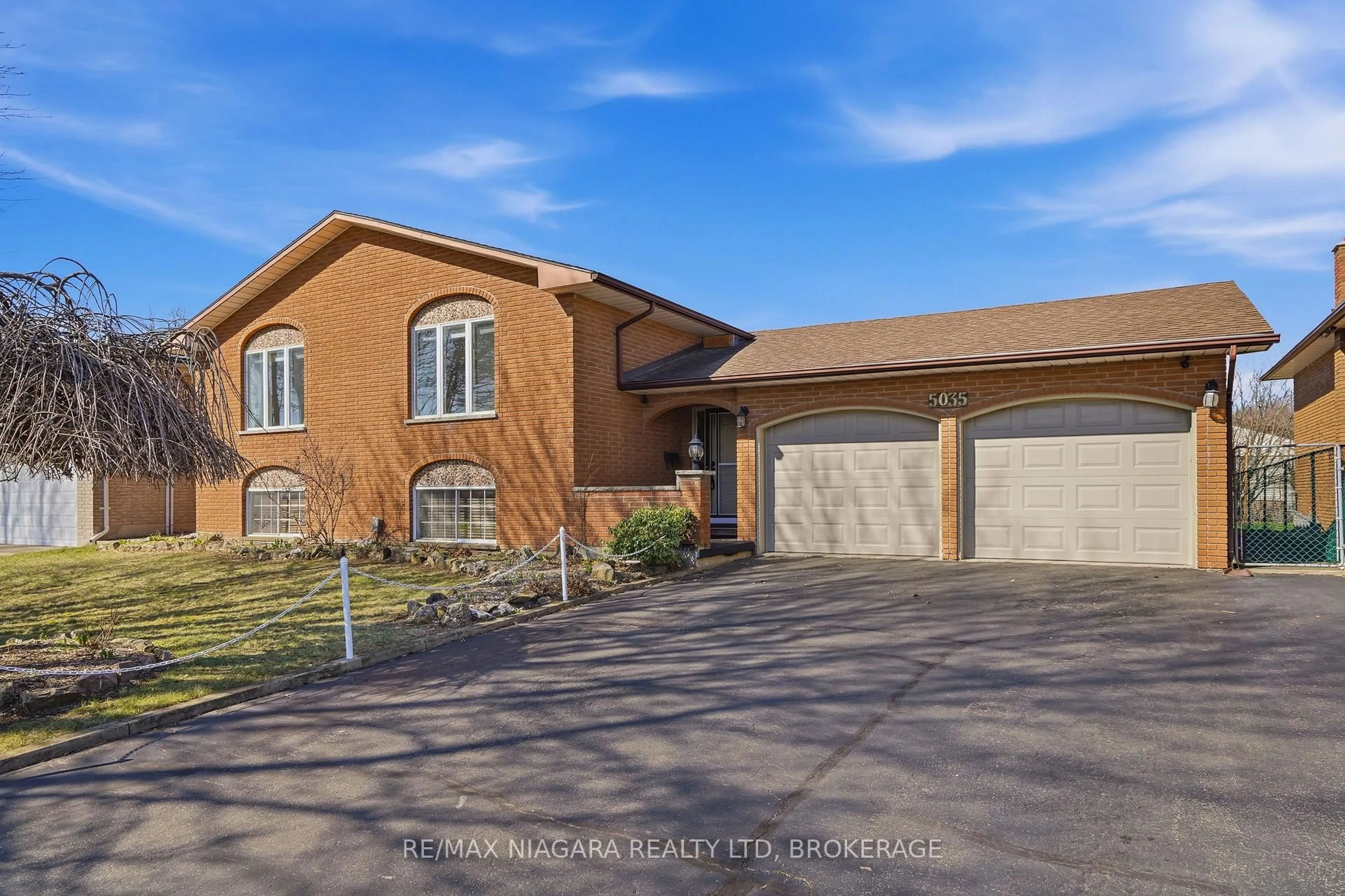 Home with brick exterior material, street for 5035 Pettit Ave, Niagara Falls Ontario L2E 7B8