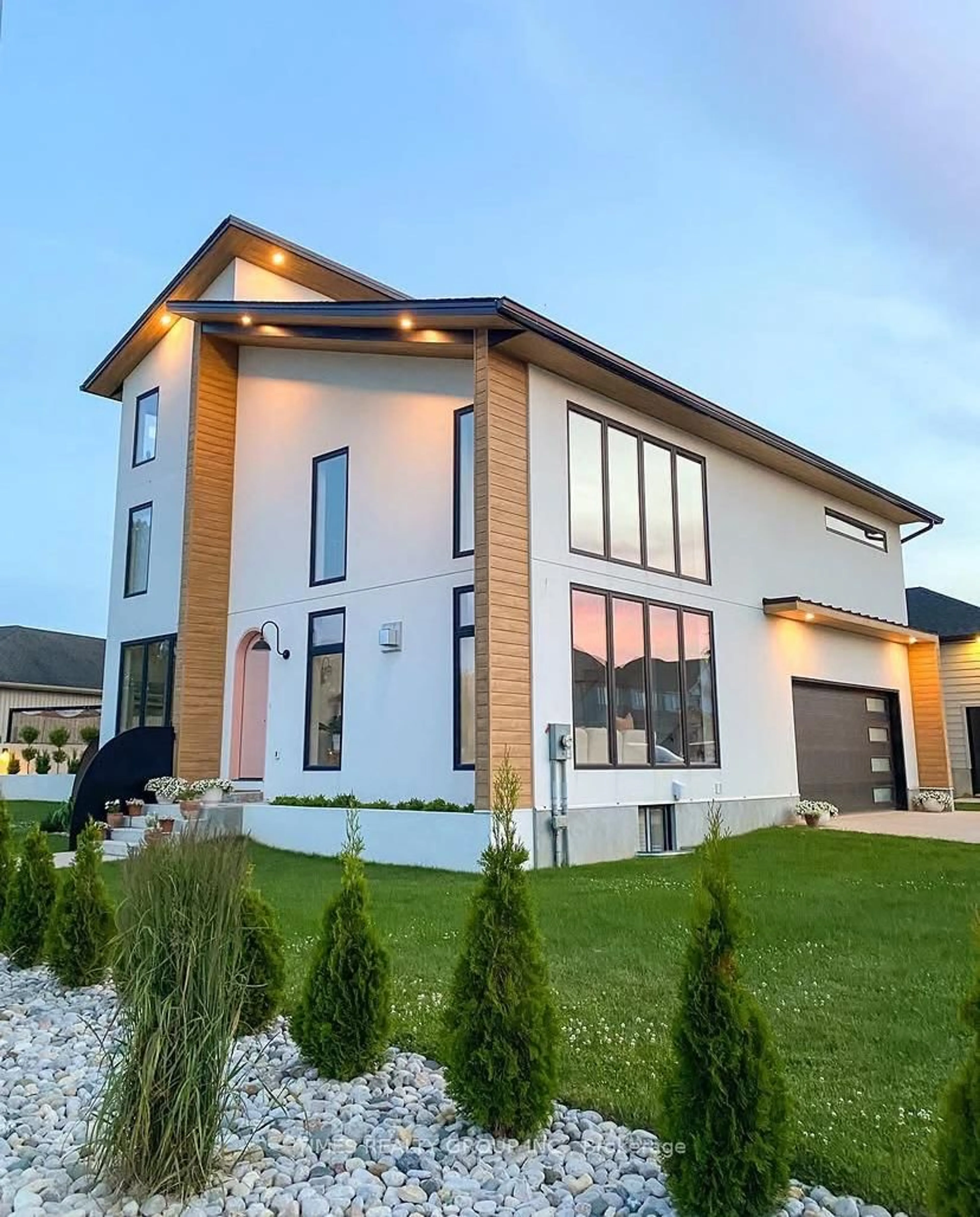 Home with brick exterior material, building for 24 William St, Tillsonburg Ontario N4G 1L8