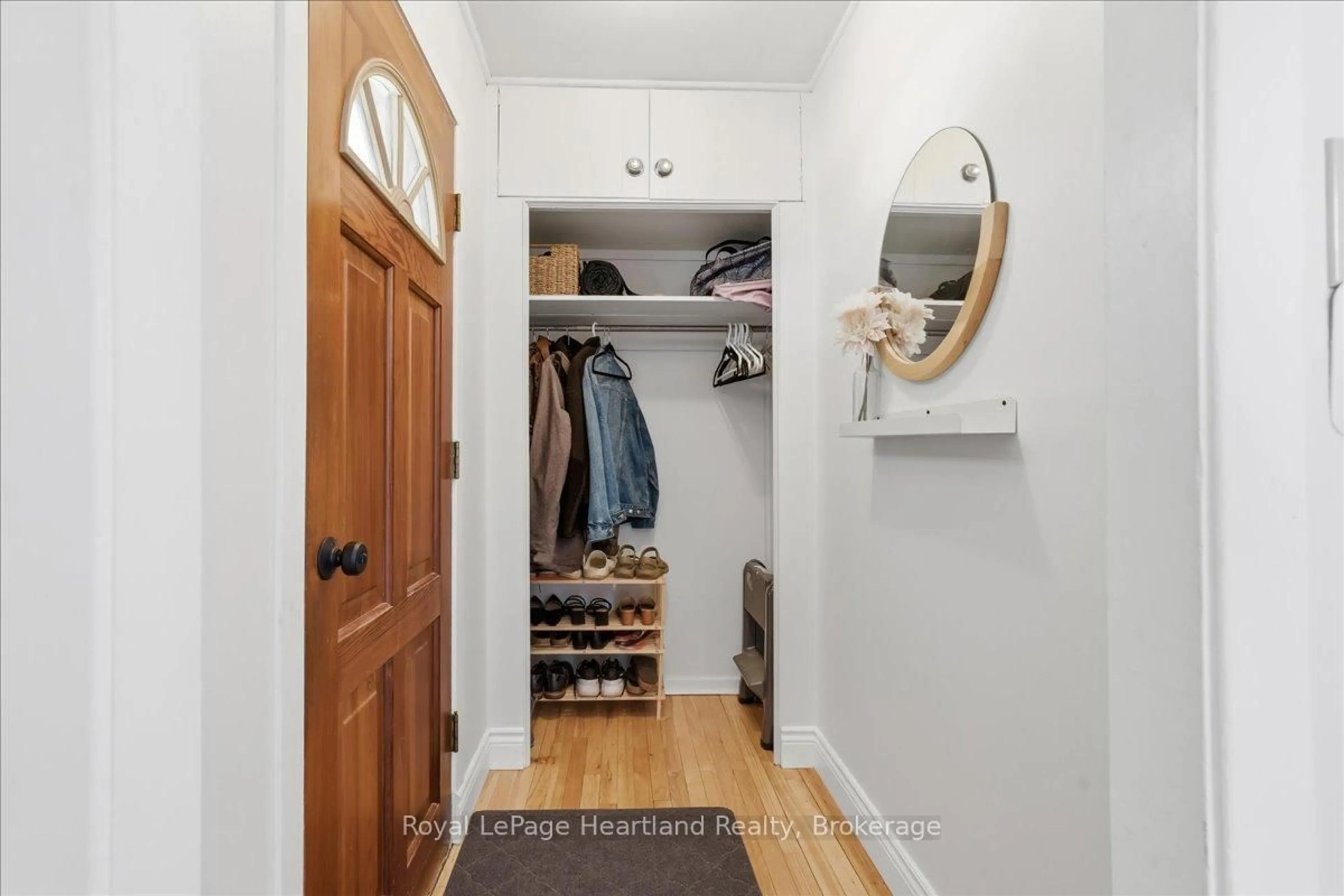 Indoor entryway for 19 Perth Rd, Kitchener Ontario N2M 3G6