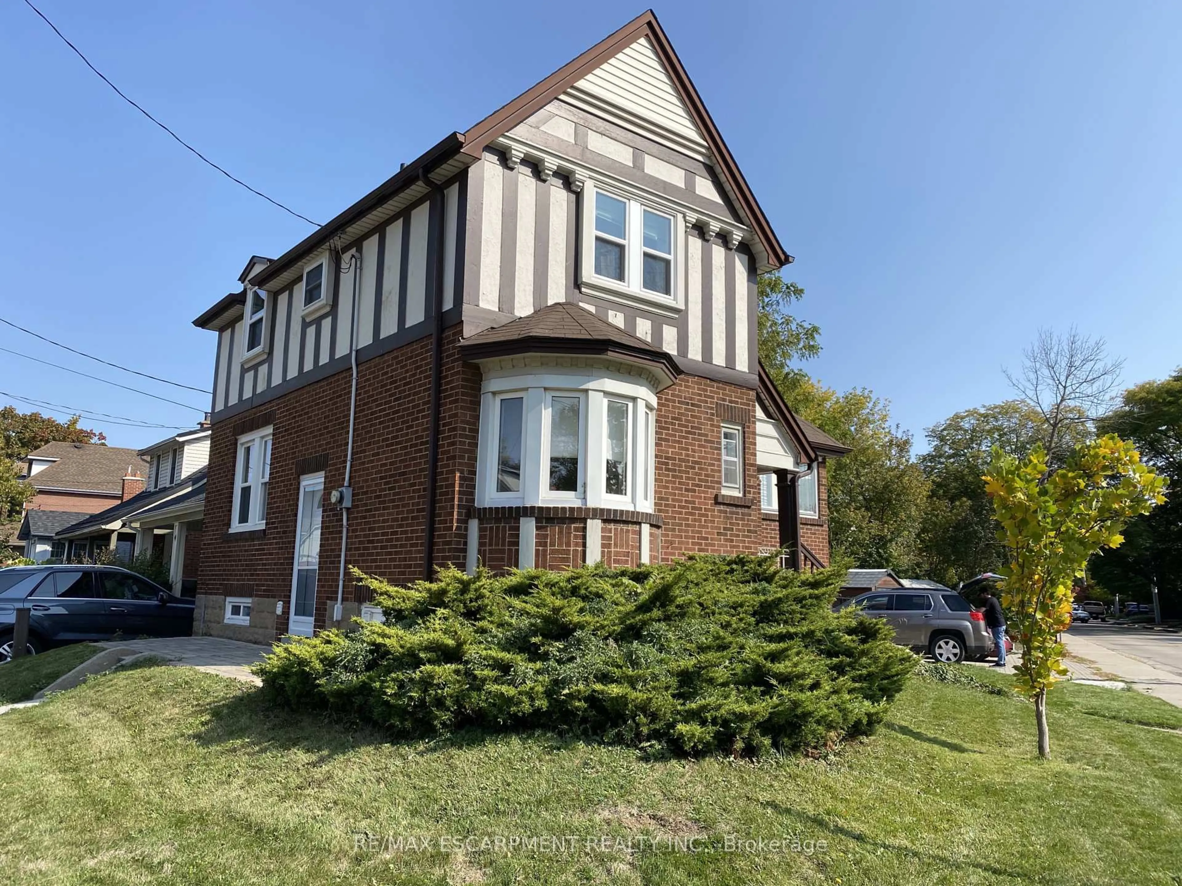 Home with brick exterior material, street for 184 Arkell St, Hamilton Ontario L8S 1W8