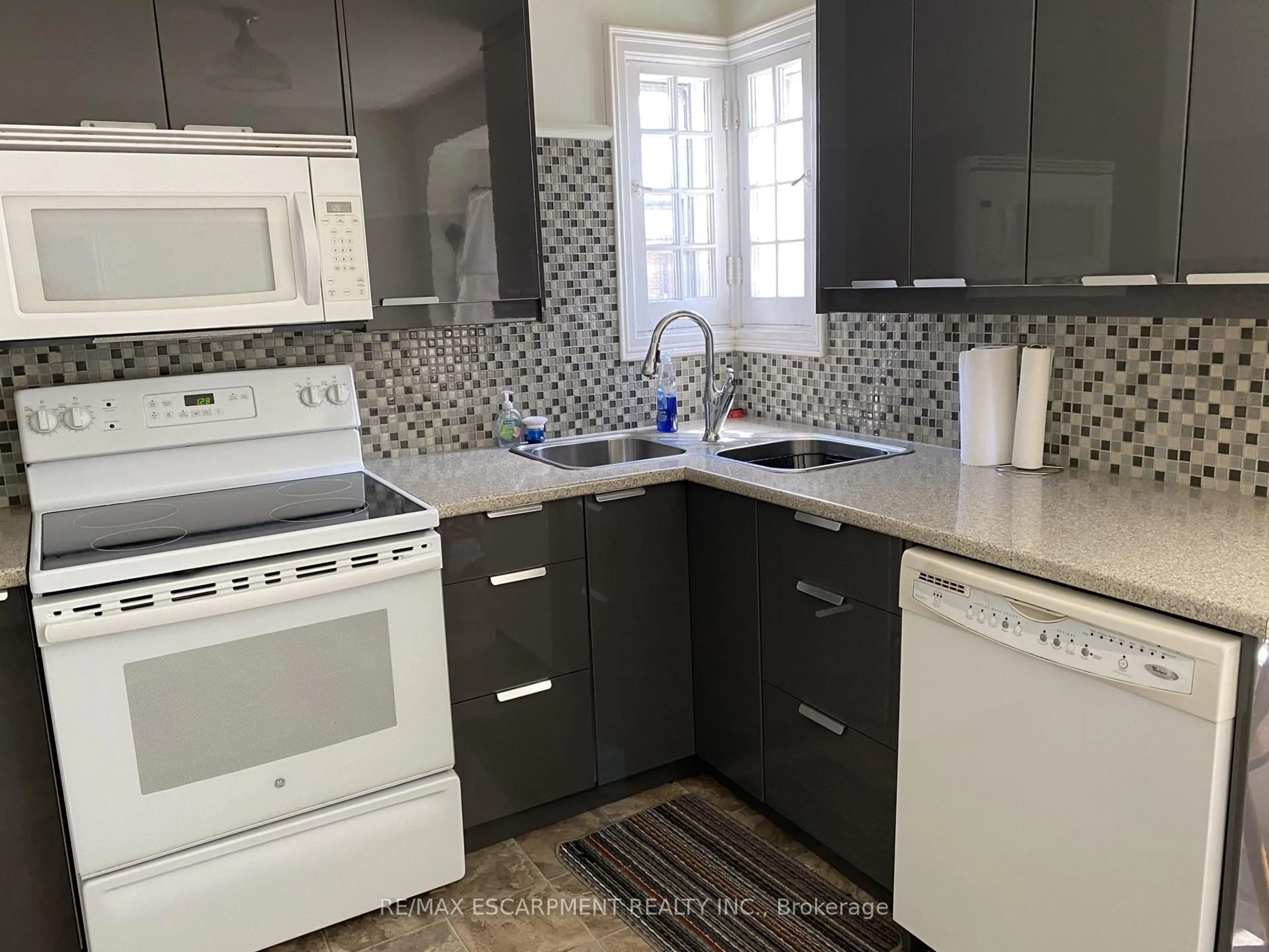 Standard kitchen, ceramic/tile floor for 184 Arkell St, Hamilton Ontario L8S 1W8