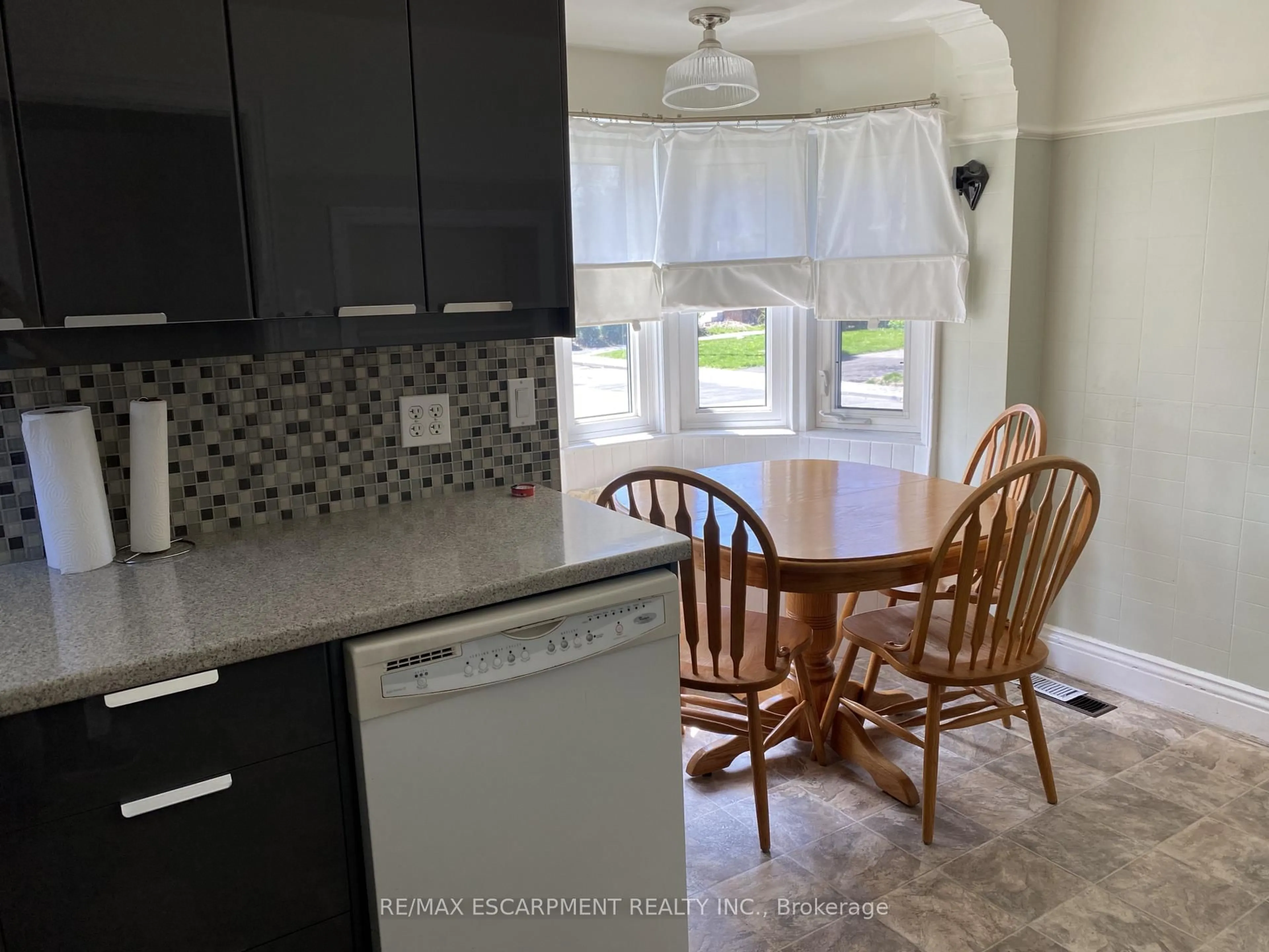 Standard kitchen, ceramic/tile floor for 184 Arkell St, Hamilton Ontario L8S 1W8