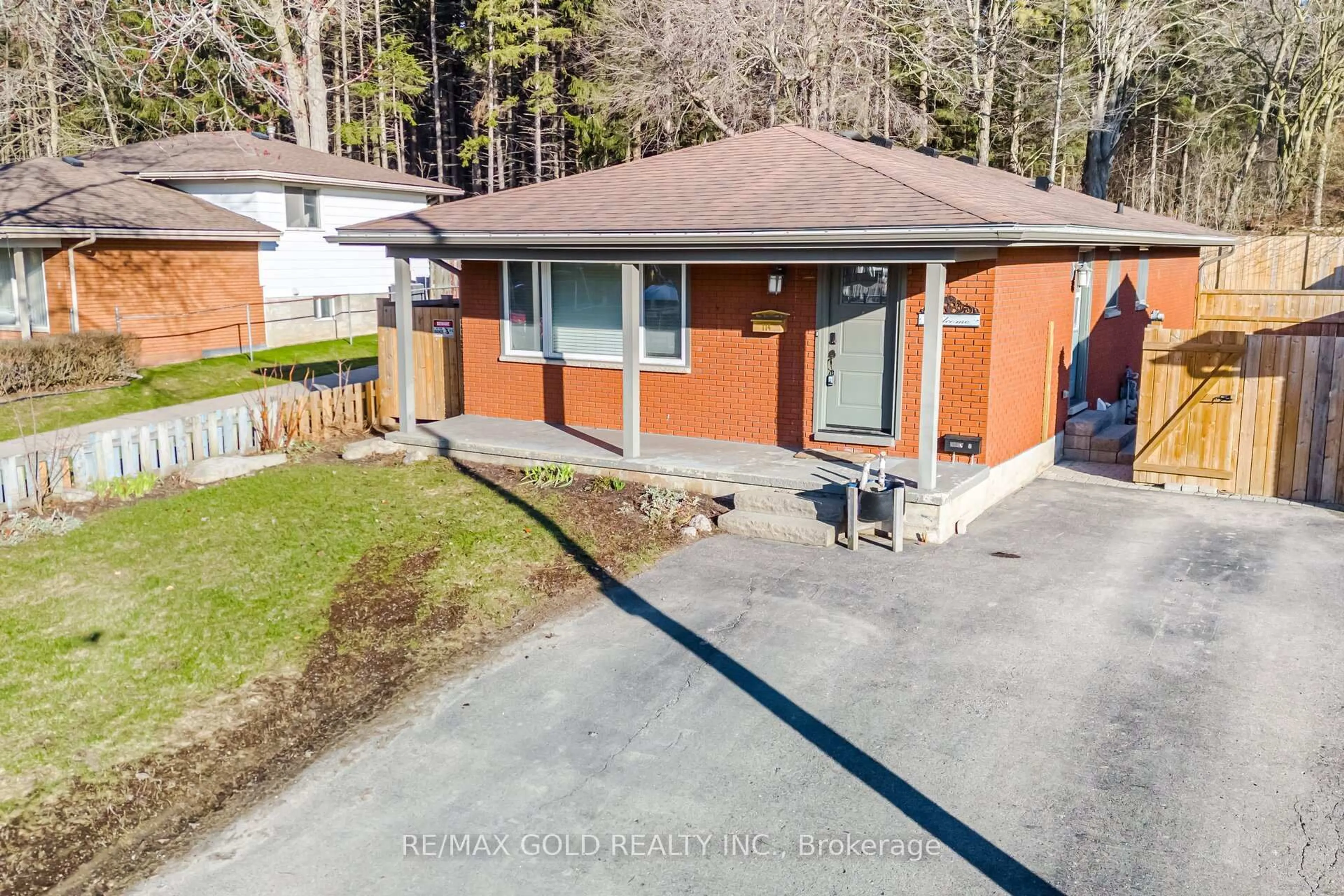 A pic from outside/outdoor area/front of a property/back of a property/a pic from drone, street for 114 Arrowhead Cres, Kitchener Ontario N2P 1B9