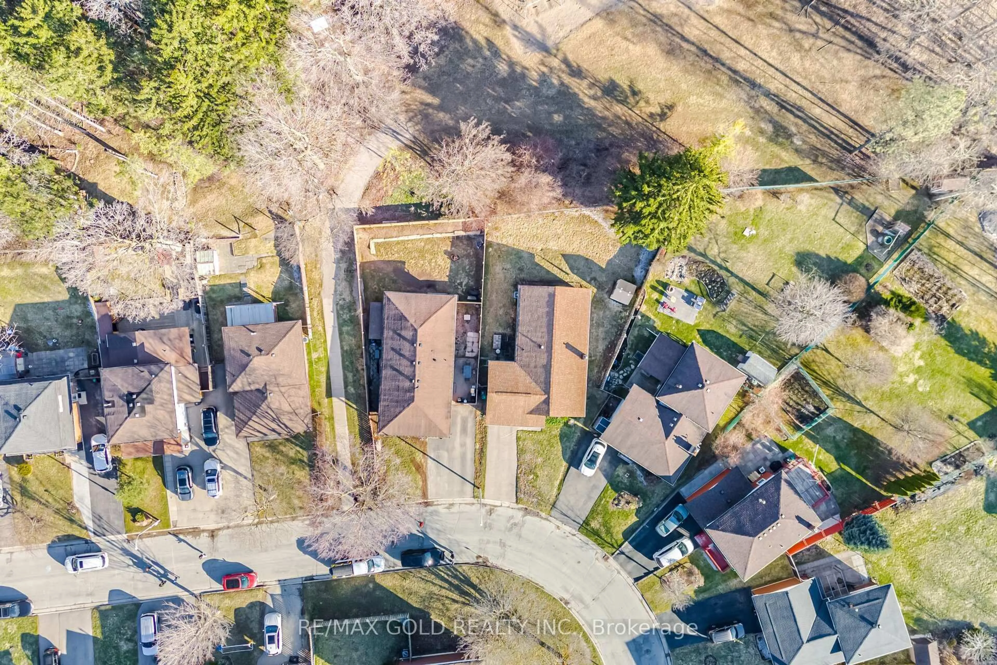A pic from outside/outdoor area/front of a property/back of a property/a pic from drone, street for 114 Arrowhead Cres, Kitchener Ontario N2P 1B9