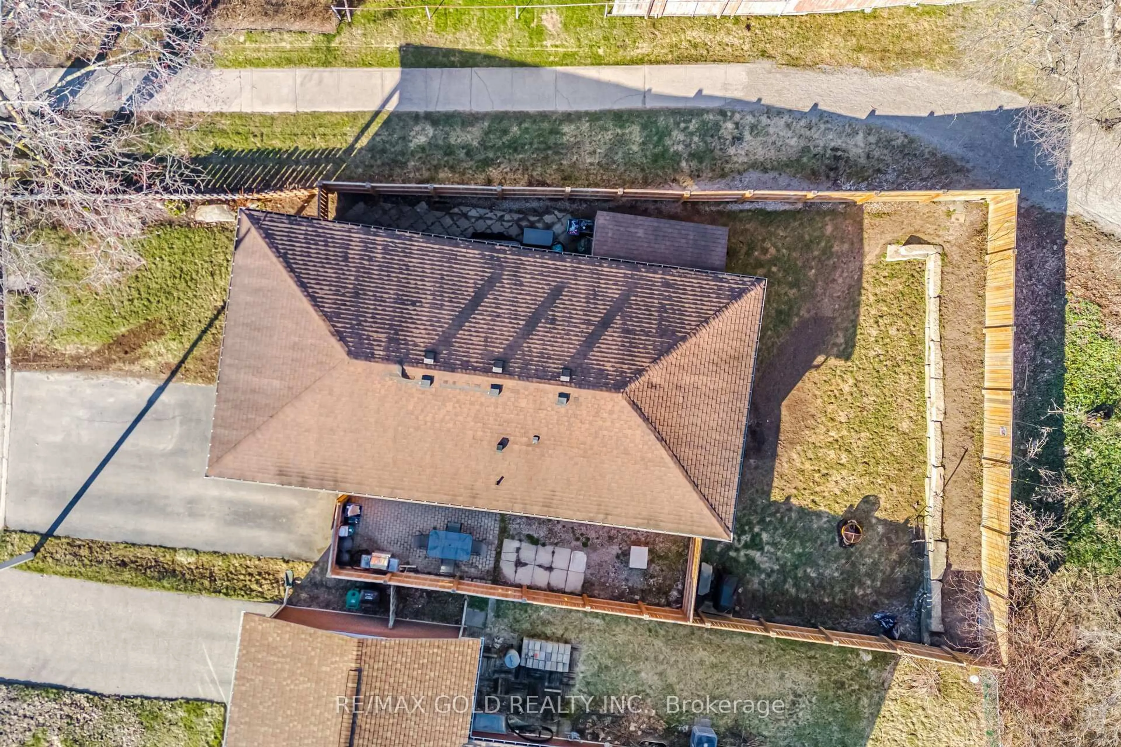 A pic from outside/outdoor area/front of a property/back of a property/a pic from drone, building for 114 Arrowhead Cres, Kitchener Ontario N2P 1B9