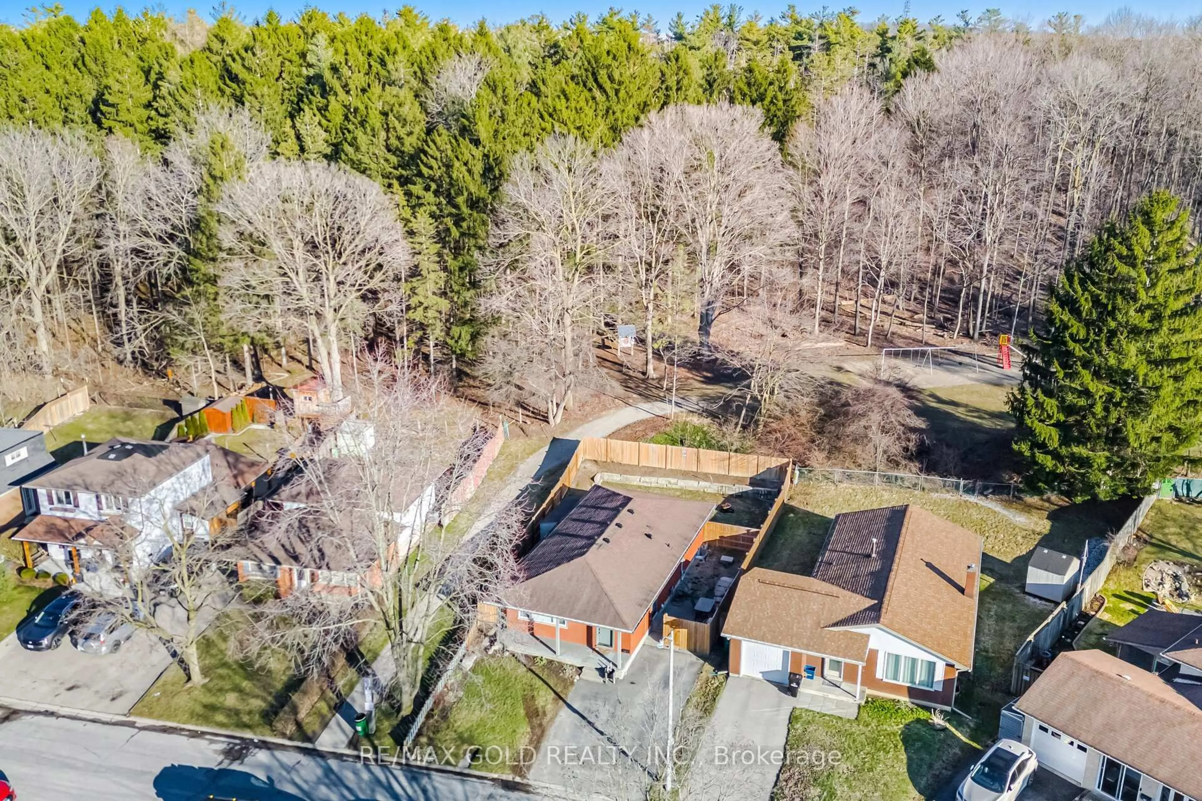 A pic from outside/outdoor area/front of a property/back of a property/a pic from drone, street for 114 Arrowhead Cres, Kitchener Ontario N2P 1B9