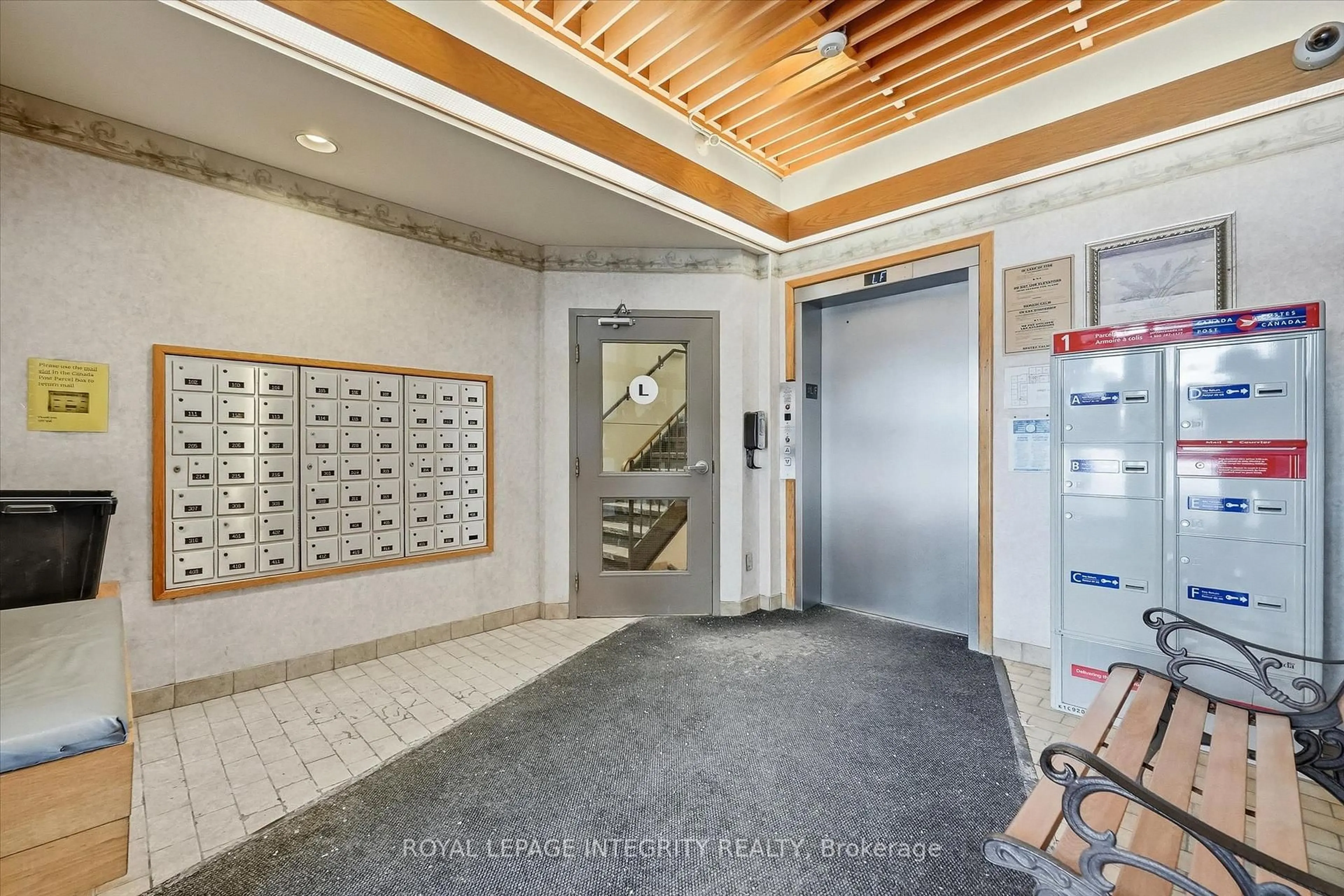 Indoor foyer for 6532 Bilberry Dr #114, Ottawa Ontario K1C 4N9