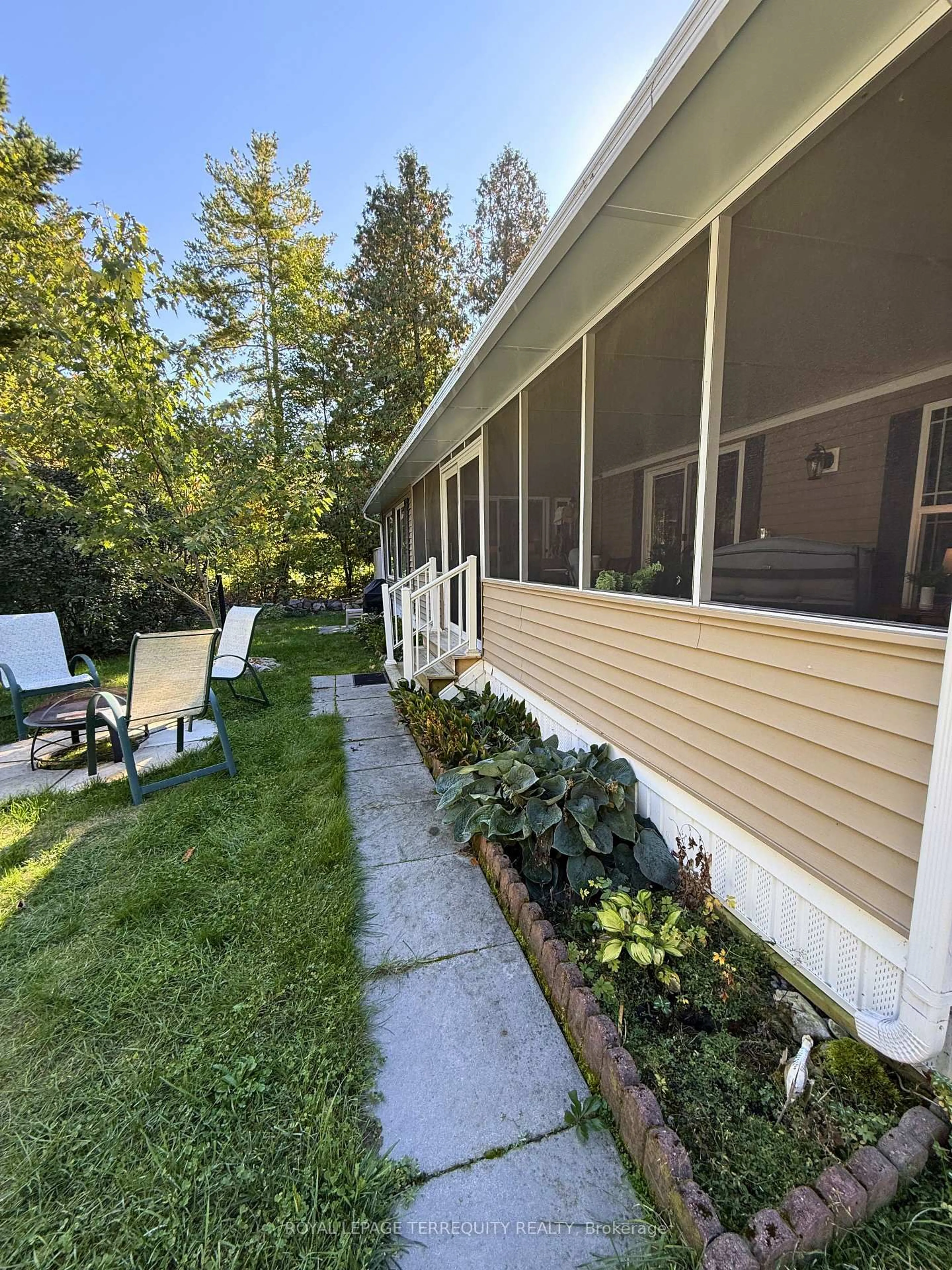 Patio, street for 14 Rockhaven, Selwyn Ontario K0L 2H0