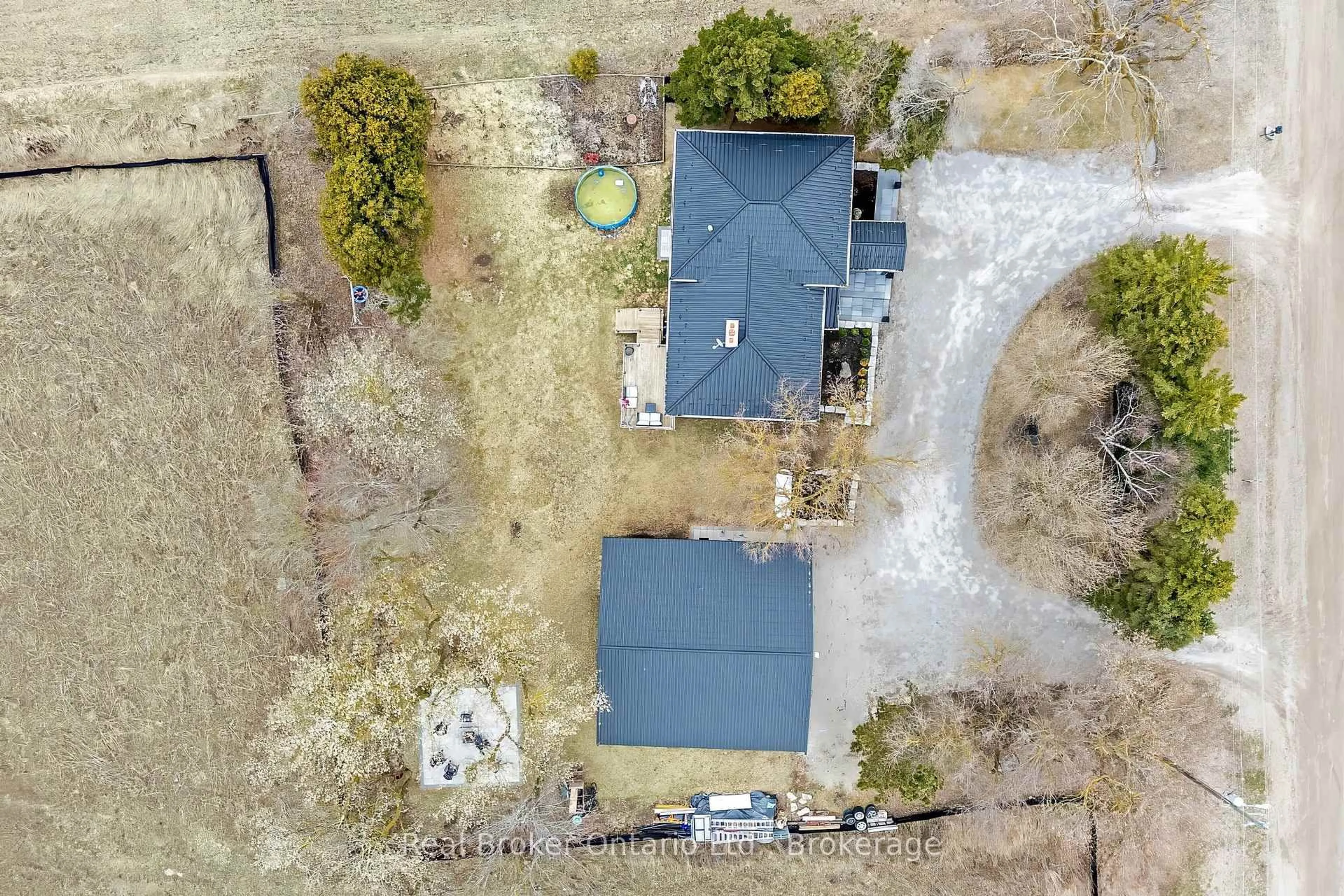A pic from outside/outdoor area/front of a property/back of a property/a pic from drone, street for 5938 Trafalgar Rd, Erin Ontario N0B 1Z0