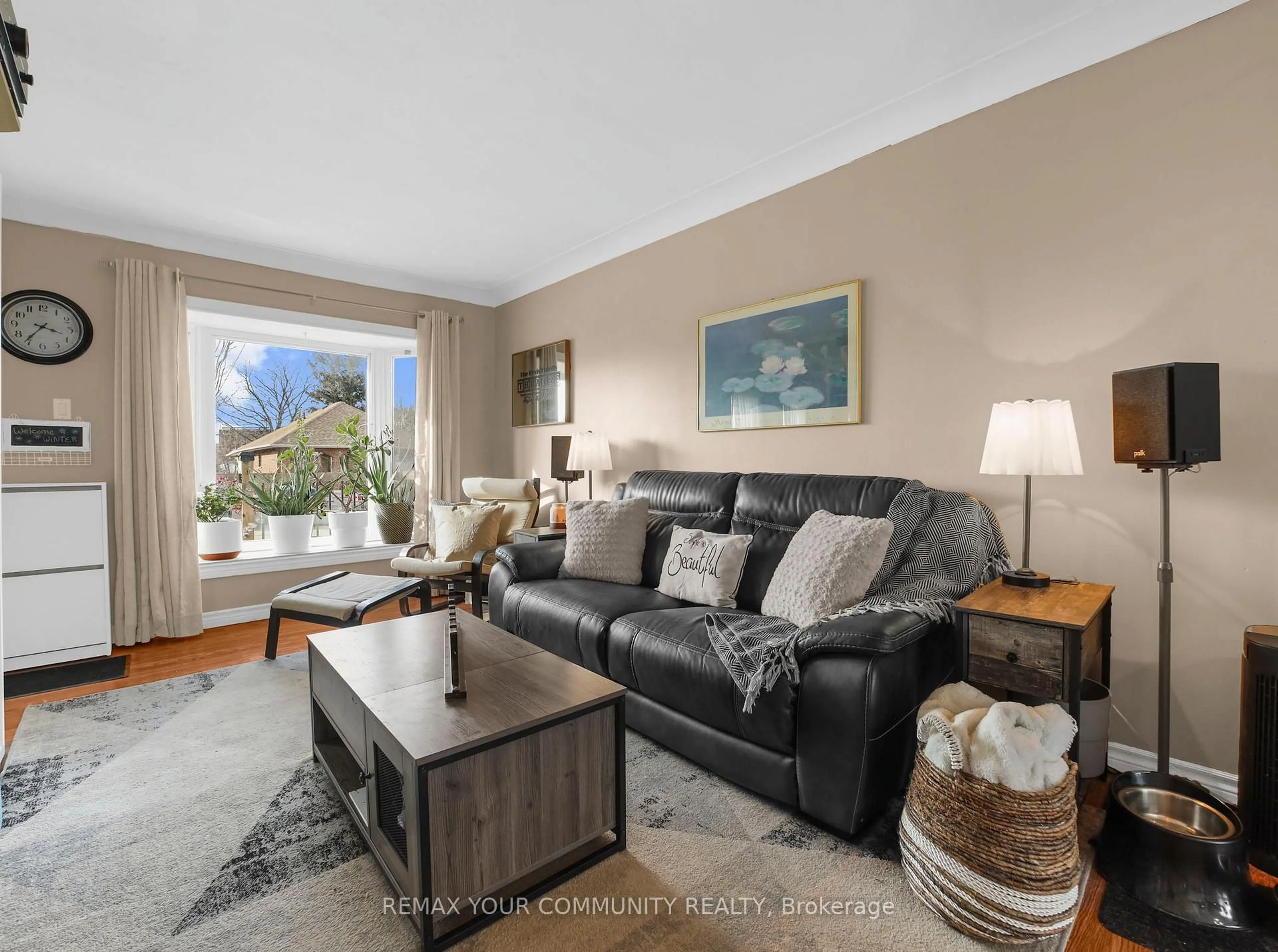 Living room with furniture, unknown for 420 Waverly St, Hamilton Ontario L8H 6R4