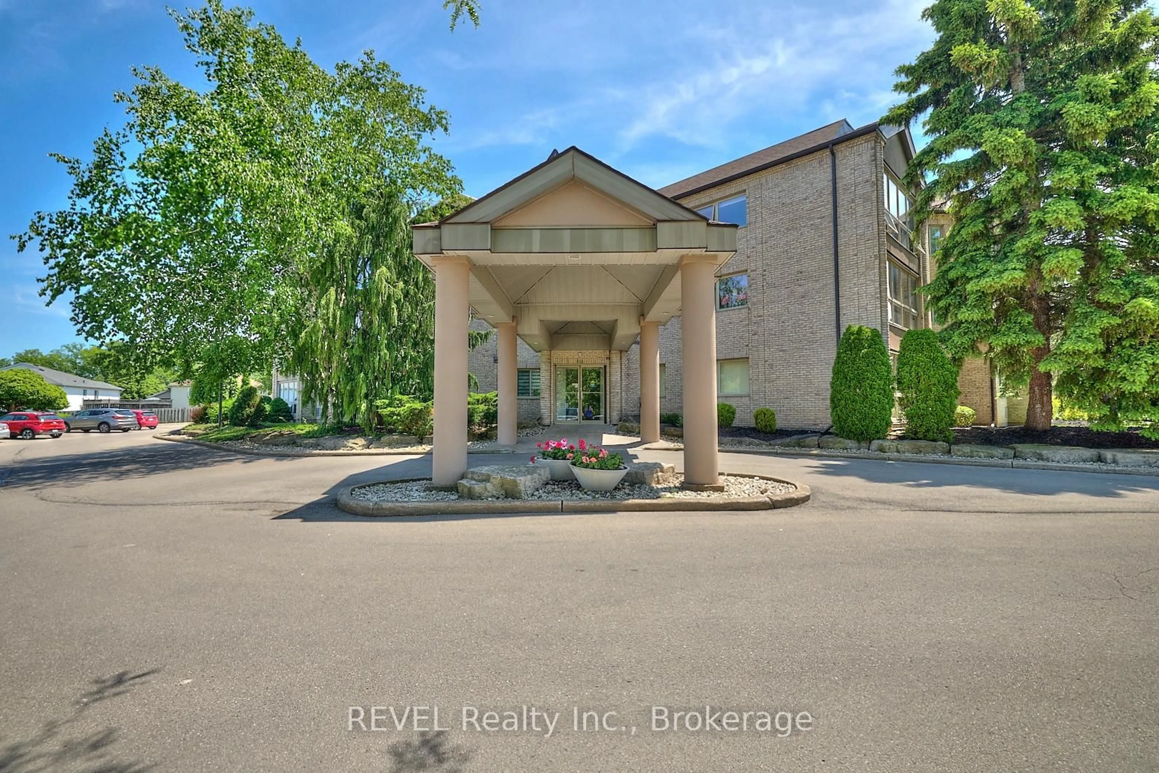 Indoor foyer for 3364 Montrose Rd #301, Niagara Falls Ontario L2E 6S4