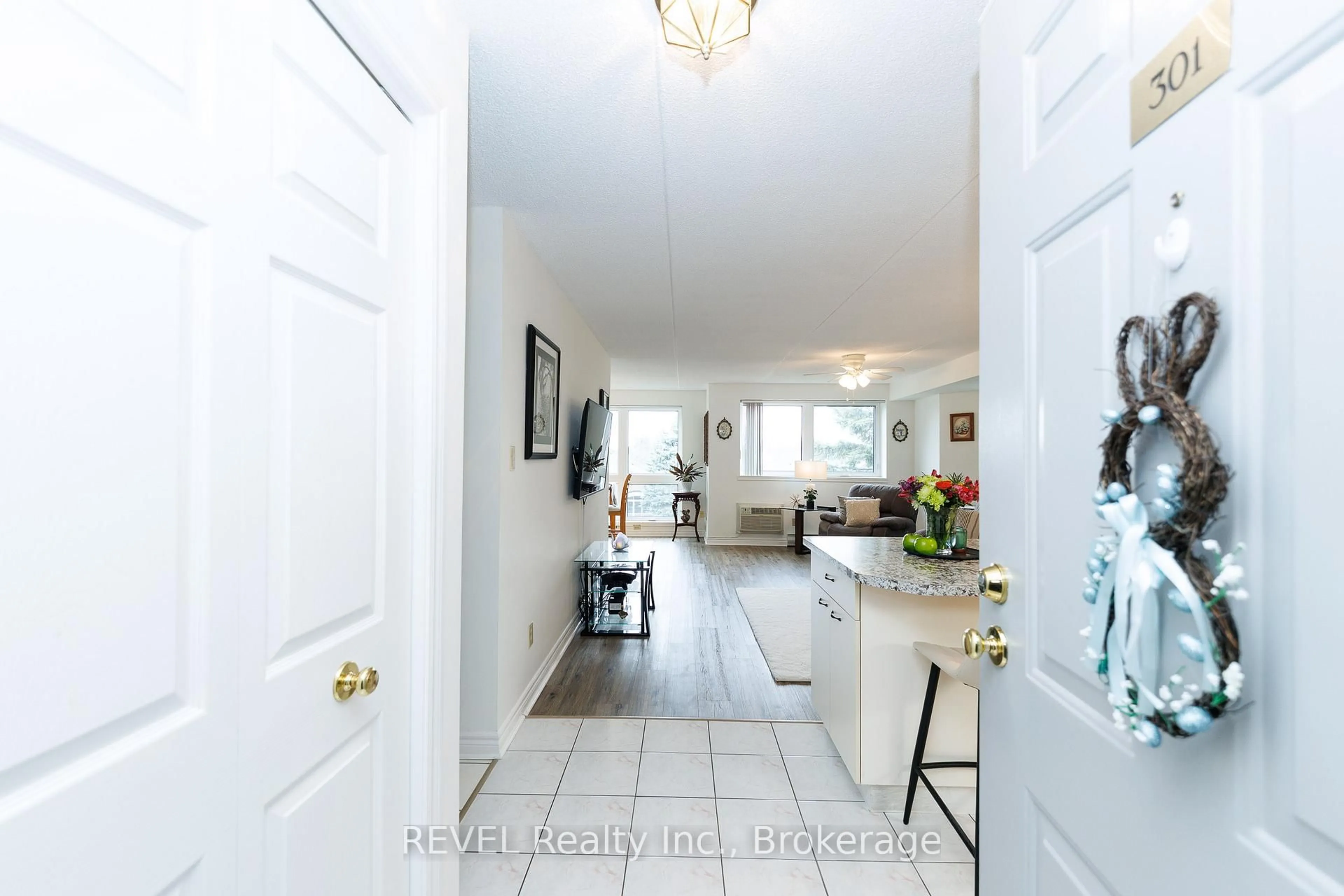Indoor entryway for 3364 Montrose Rd #301, Niagara Falls Ontario L2E 6S4