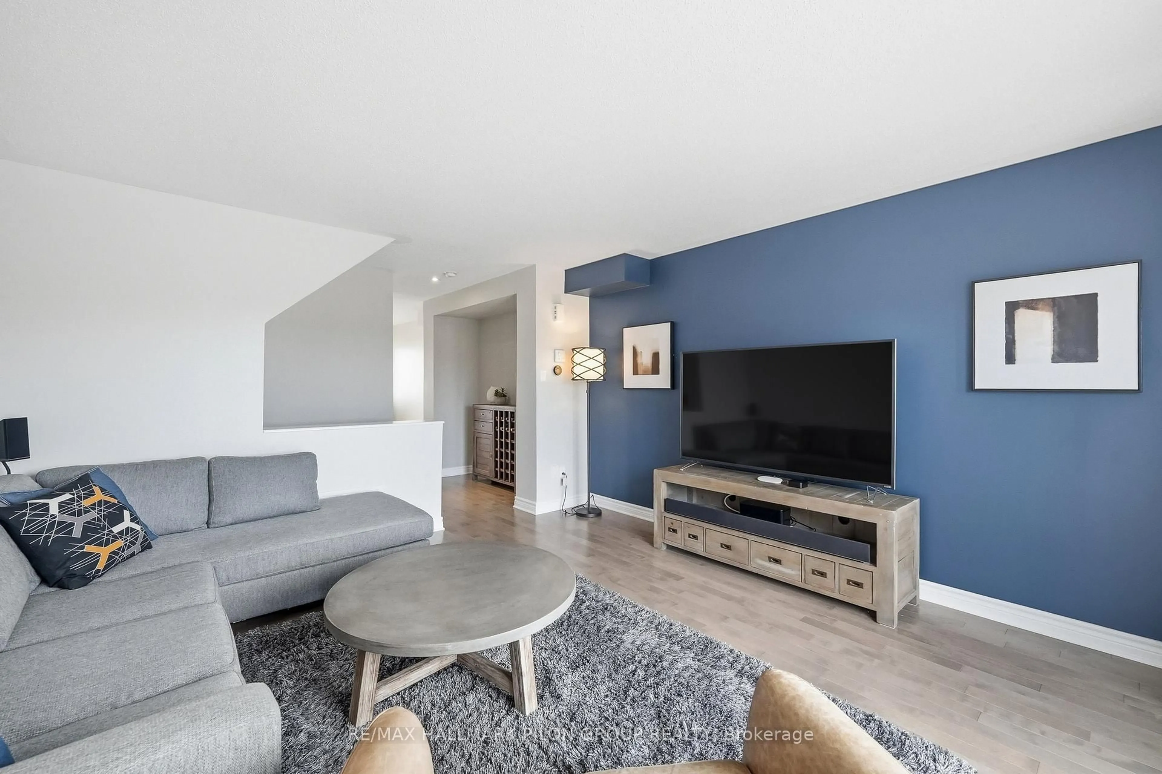 Living room with furniture, unknown for 528 Silvertip Lane, Ottawa Ontario K2T 0H7