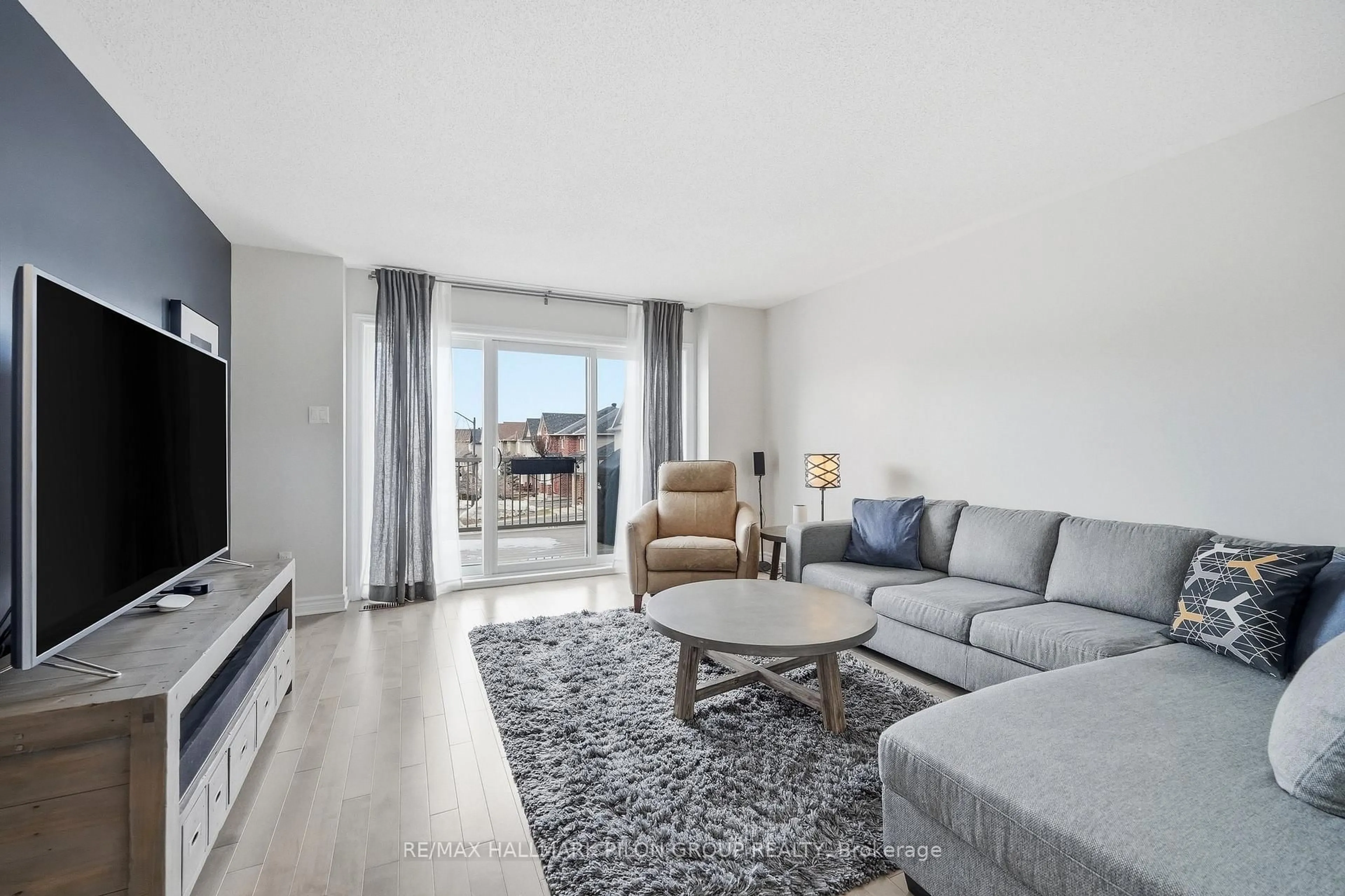 Living room with furniture, unknown for 528 Silvertip Lane, Ottawa Ontario K2T 0H7