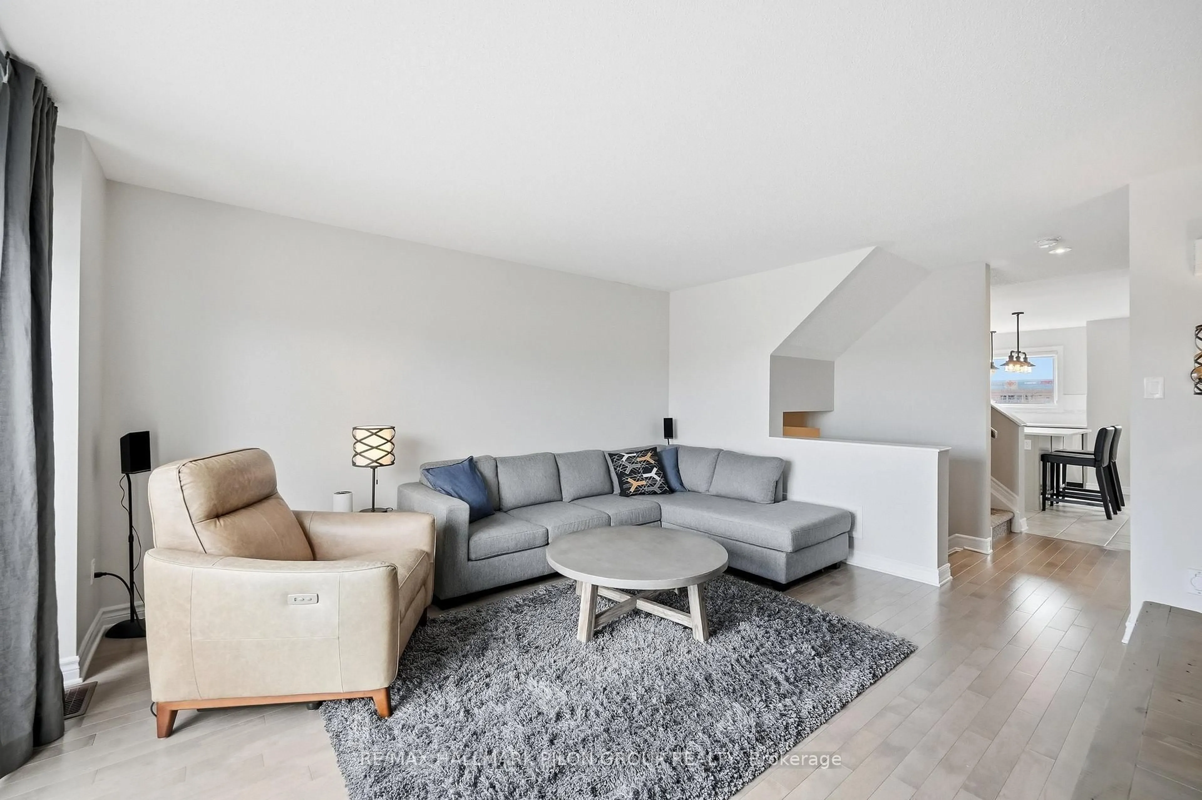 Living room with furniture, unknown for 528 Silvertip Lane, Ottawa Ontario K2T 0H7