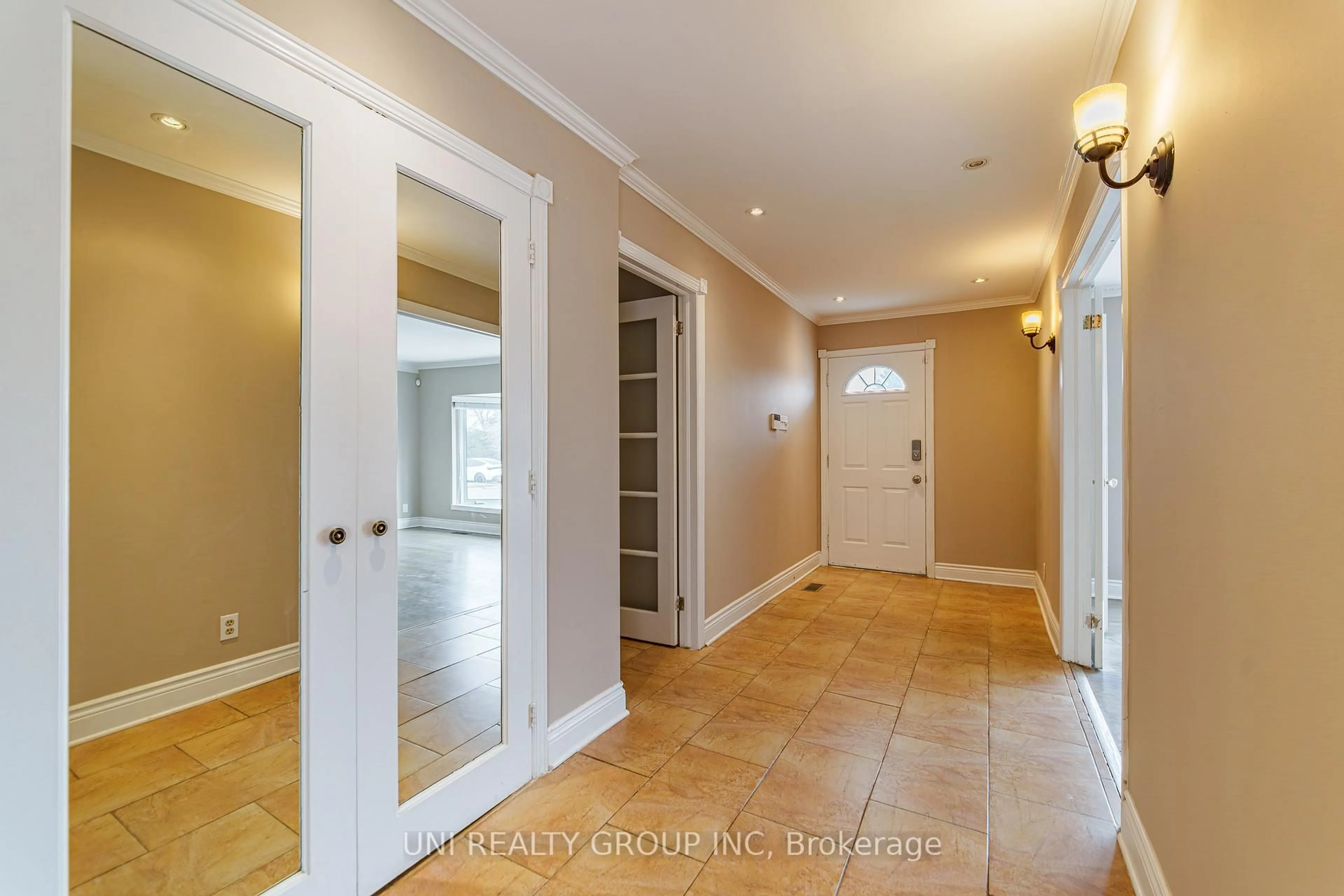 Indoor entryway for 17 FOREST PARK Ave, Ottawa Ontario K2E 5A2