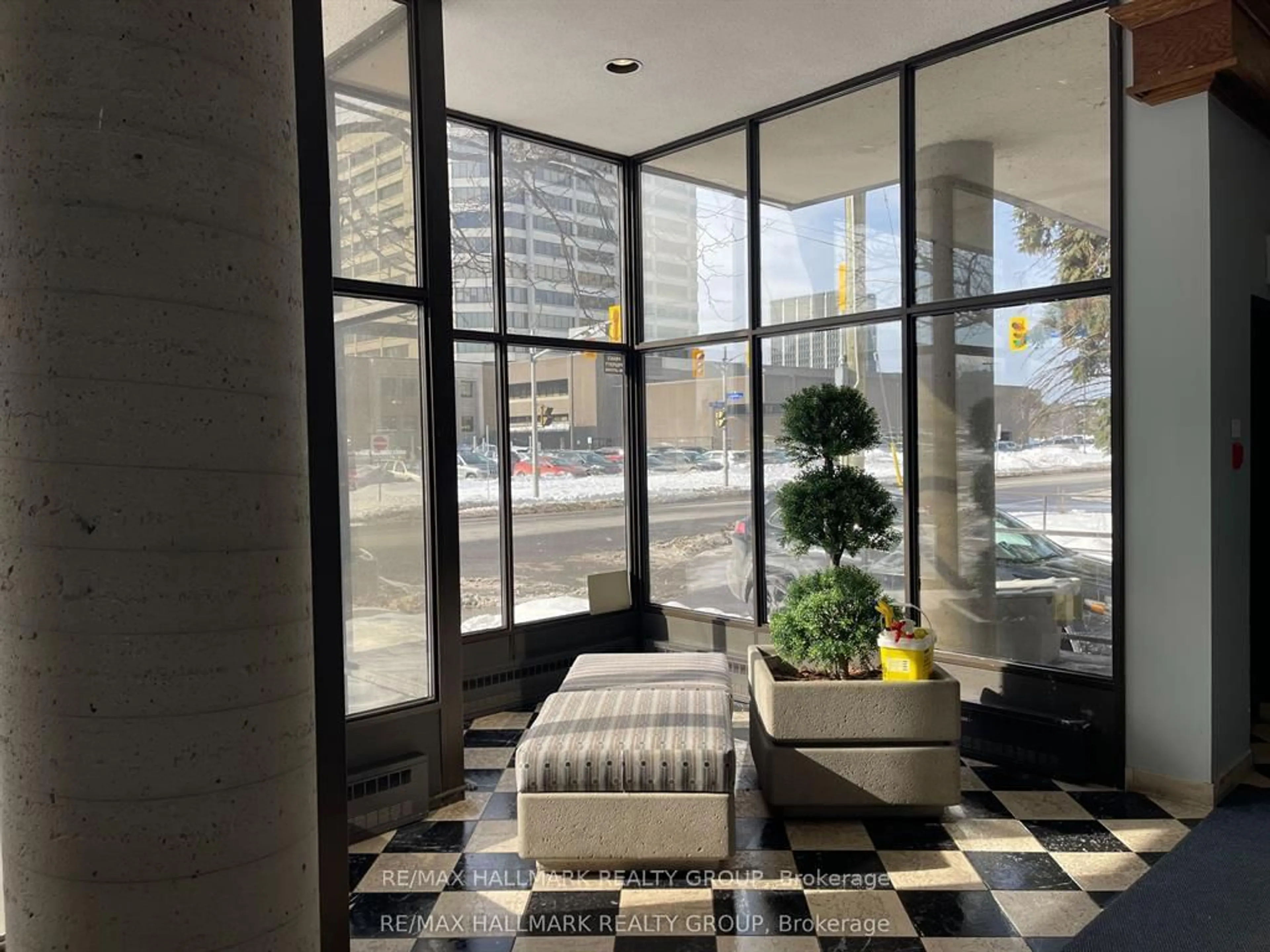 Indoor foyer for 191 Parkdale Ave #104, Ottawa Ontario K1Y 1E8
