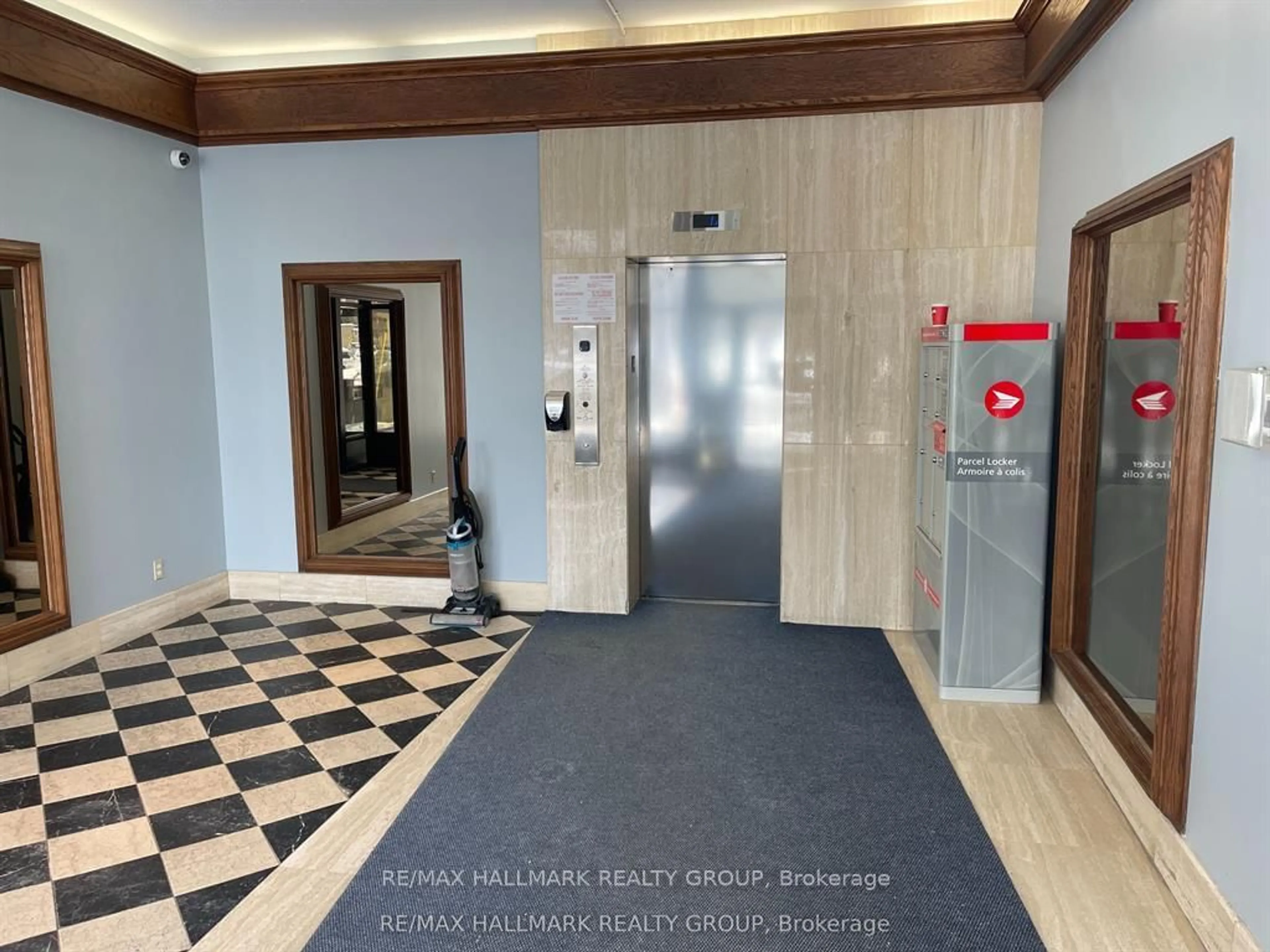 Indoor foyer for 191 Parkdale Ave #104, Ottawa Ontario K1Y 1E8