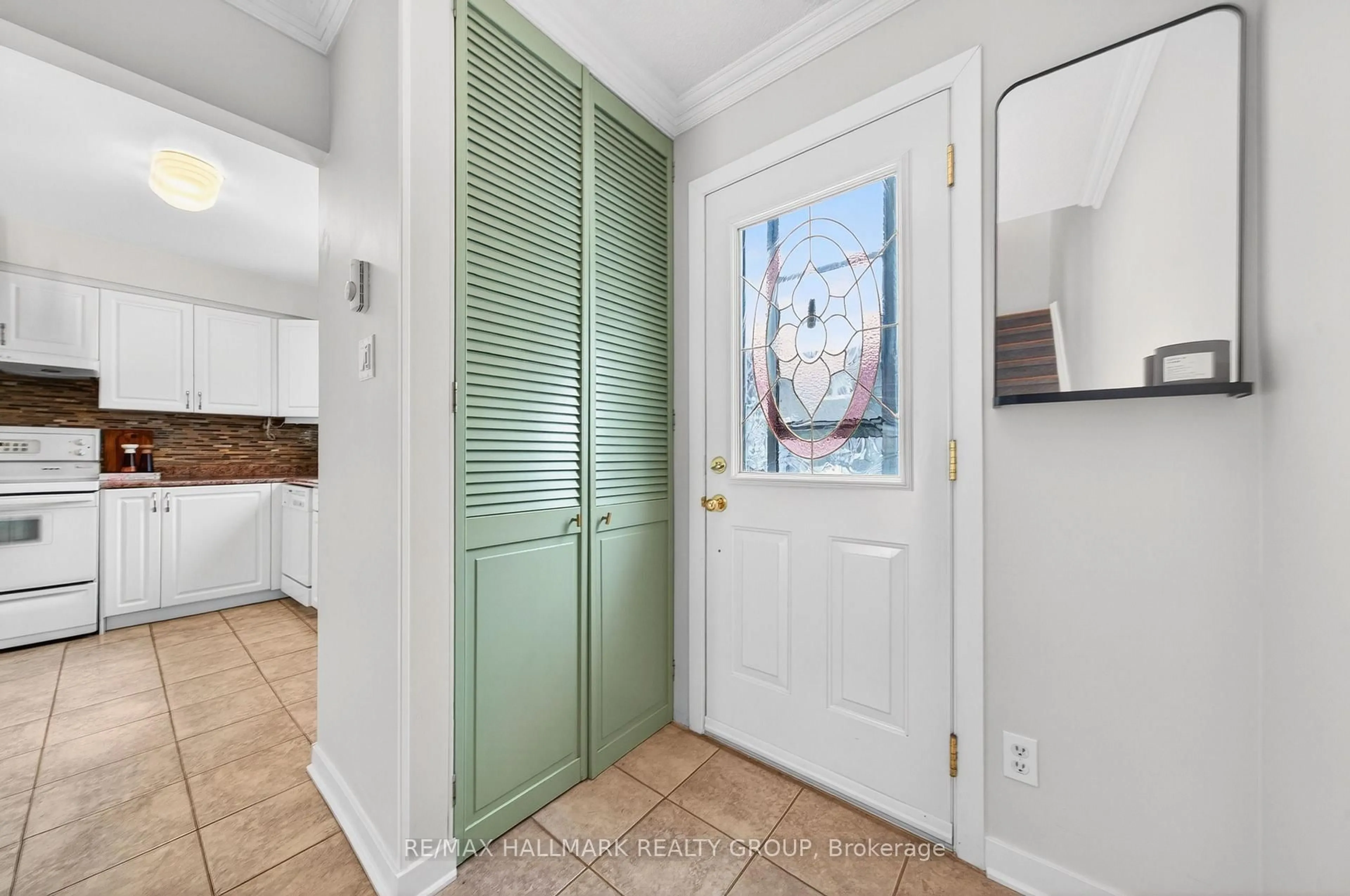 Indoor entryway for 740 Morin St #8, Ottawa Ontario K1K 3G9